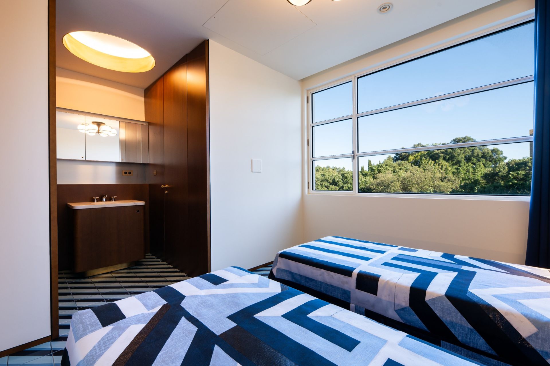 luxury apartment 4 Rooms for sale on ST TROPEZ (83990)