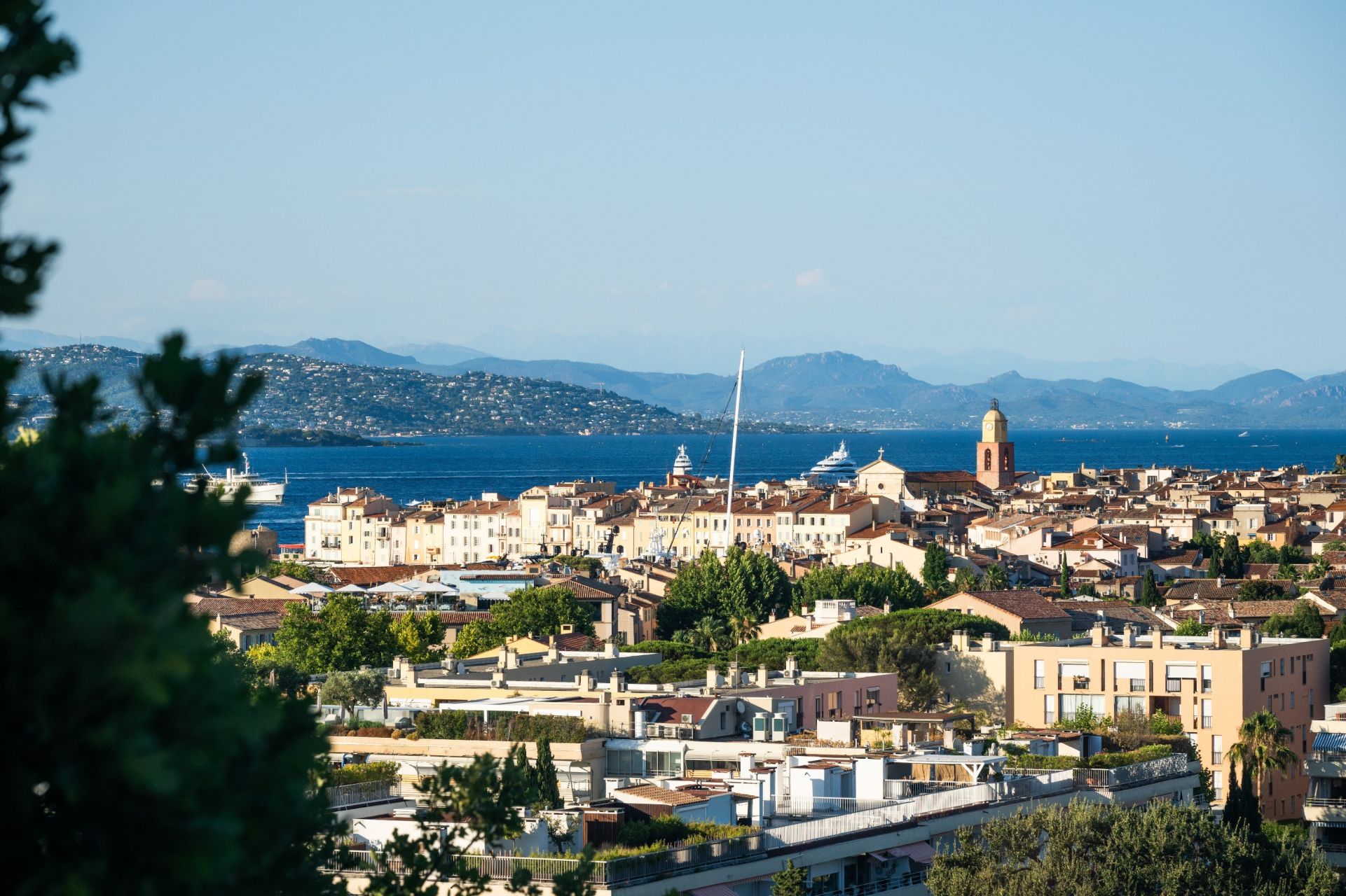 luxury apartment 4 Rooms for sale on ST TROPEZ (83990)