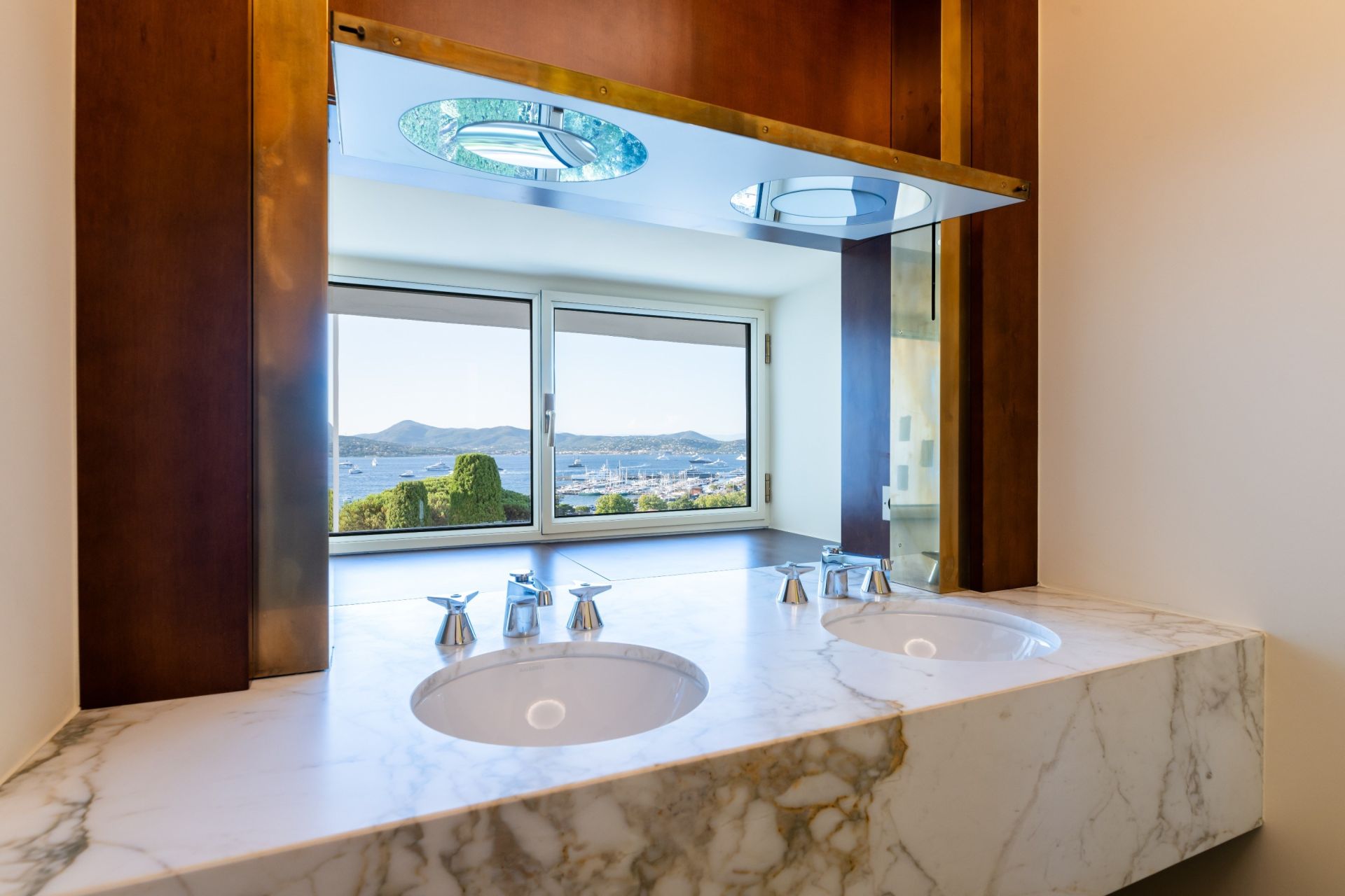 luxury apartment 4 Rooms for sale on ST TROPEZ (83990)