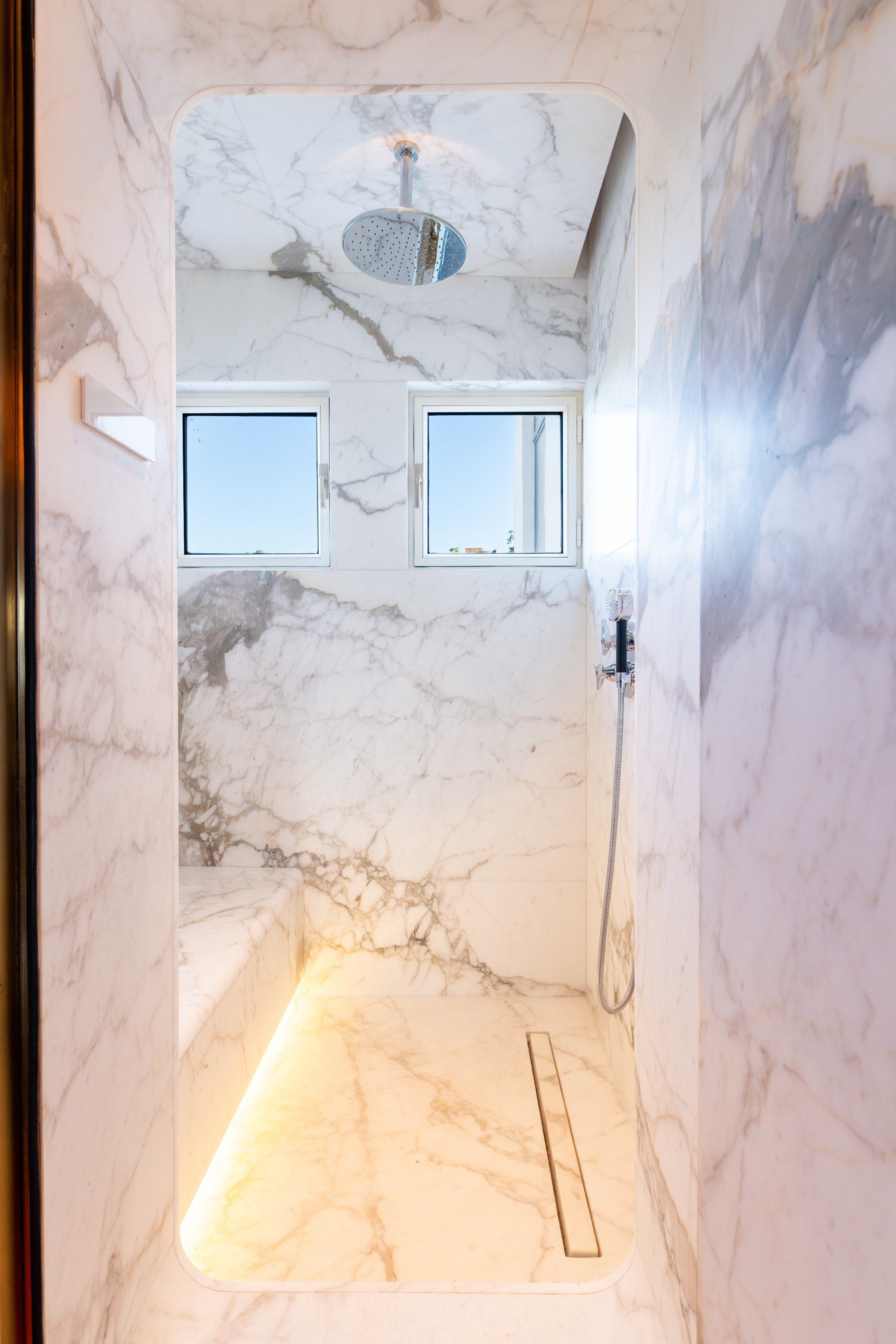 luxury apartment 4 Rooms for sale on ST TROPEZ (83990)