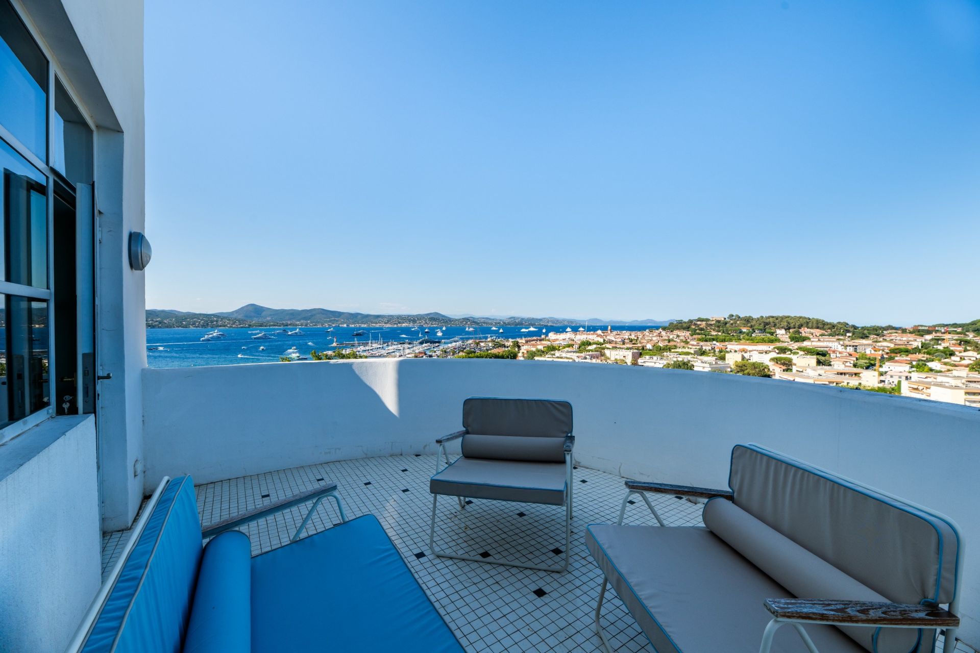 luxury apartment 4 Rooms for sale on ST TROPEZ (83990)