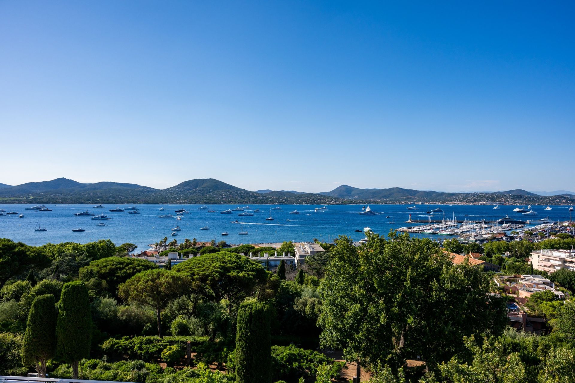 luxury apartment 4 Rooms for sale on ST TROPEZ (83990)