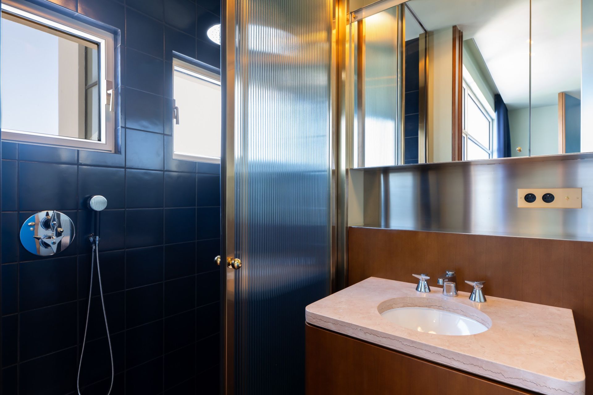 luxury apartment 4 Rooms for sale on ST TROPEZ (83990)