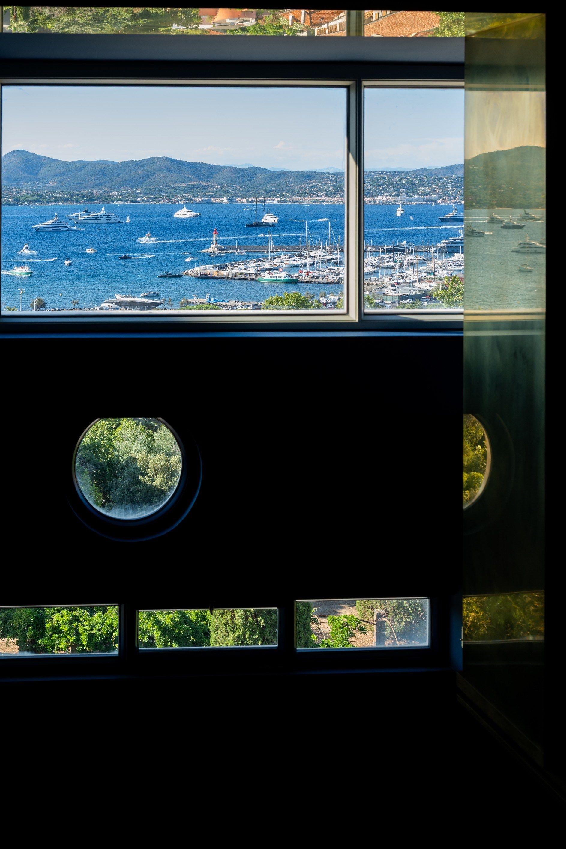 luxury apartment 4 Rooms for sale on ST TROPEZ (83990)