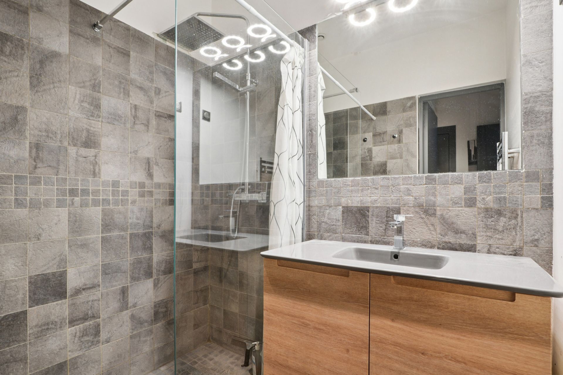 luxury house 4 Rooms for sale on PARIS (75014)