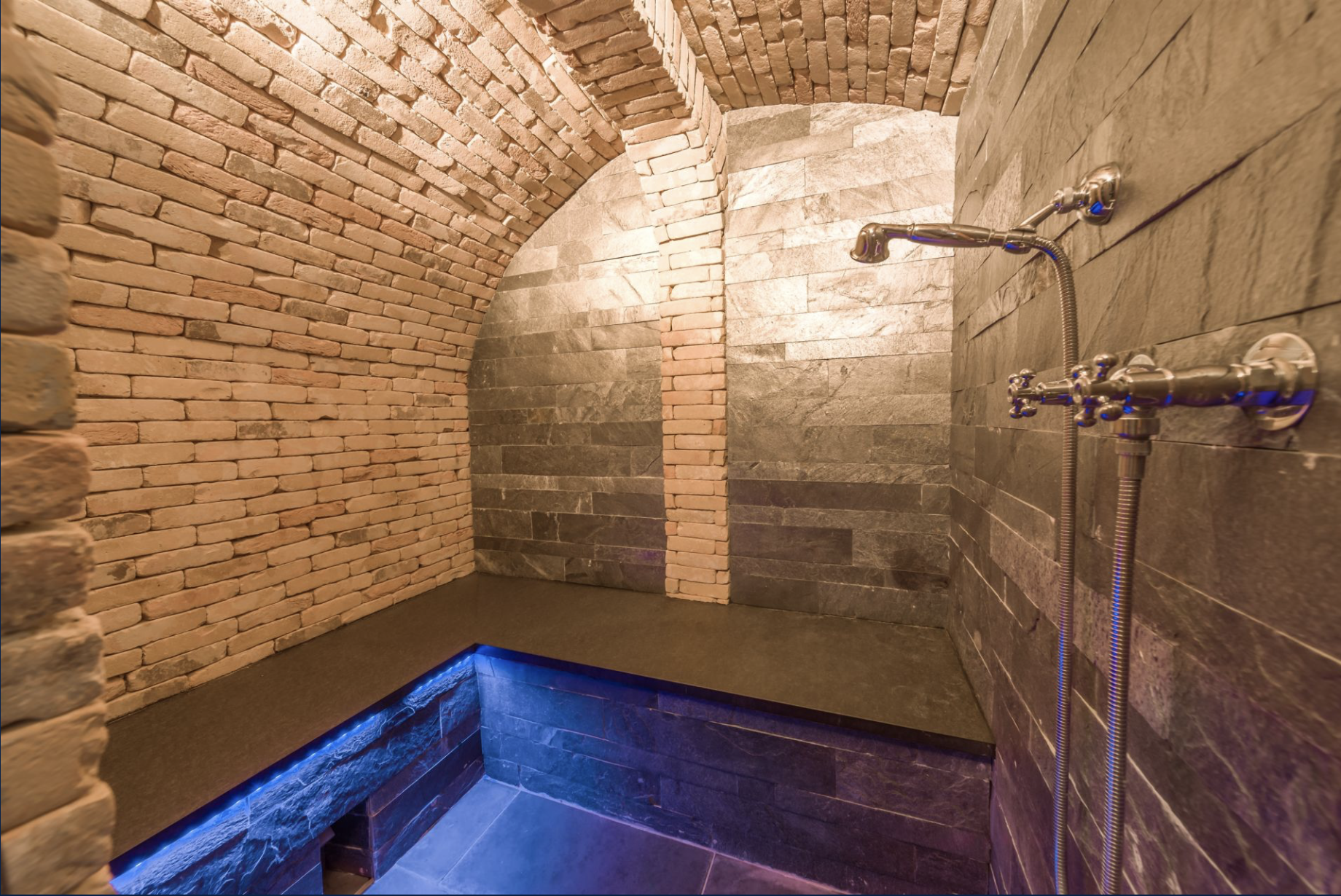 luxury chalet 10 Rooms for sale on VAL D ISERE (73150)