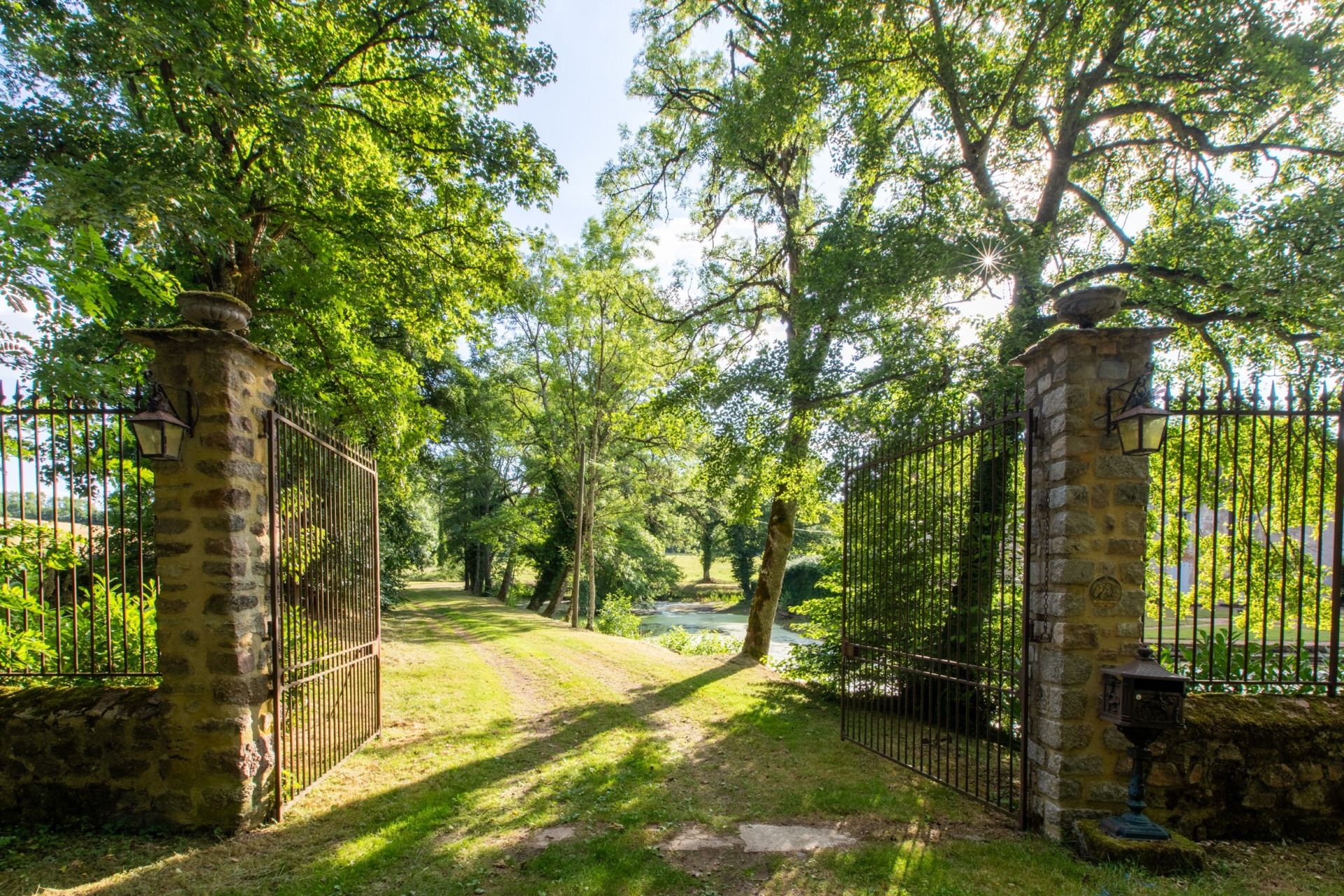 château 12 Pièces en vente sur SAULIEU (21210)