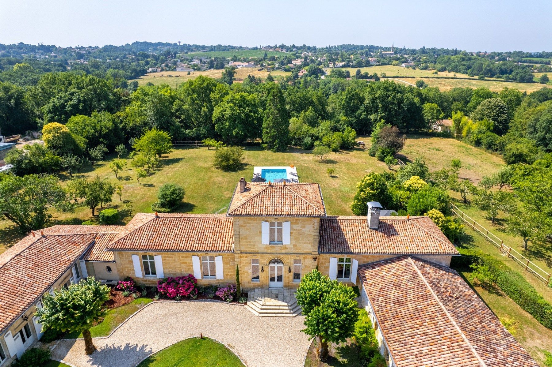 luxury property 14 Rooms for sale on BORDEAUX (33000)