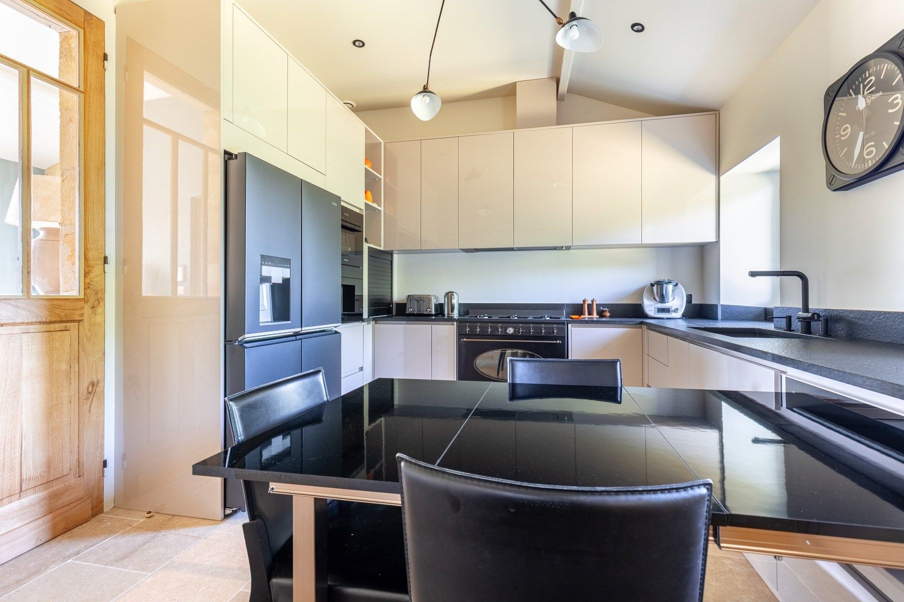 luxury property 14 Rooms for sale on BORDEAUX (33000)