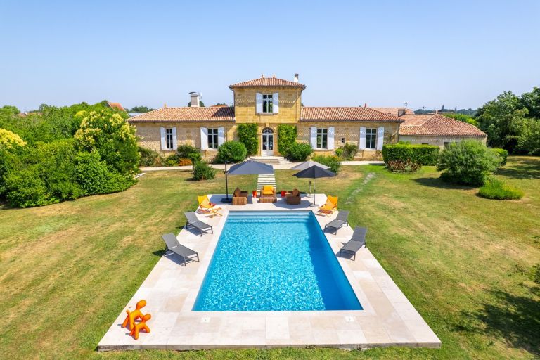 luxury property 14 Rooms for sale on BORDEAUX (33000)