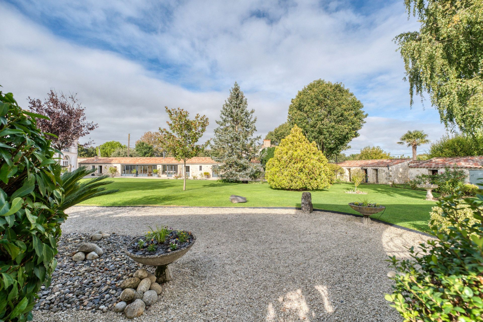 luxury house 7 Rooms for sale on LA ROCHELLE (17000)