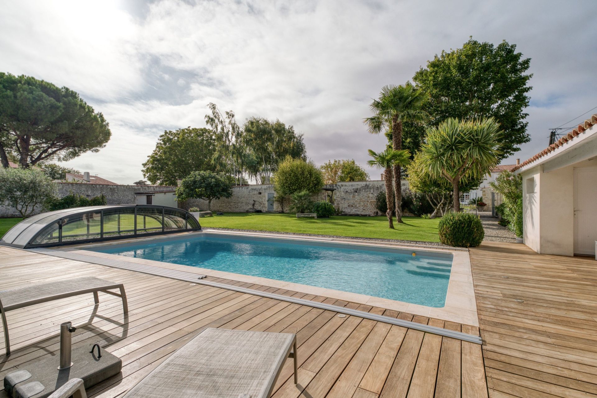 luxury house 7 Rooms for sale on LA ROCHELLE (17000)