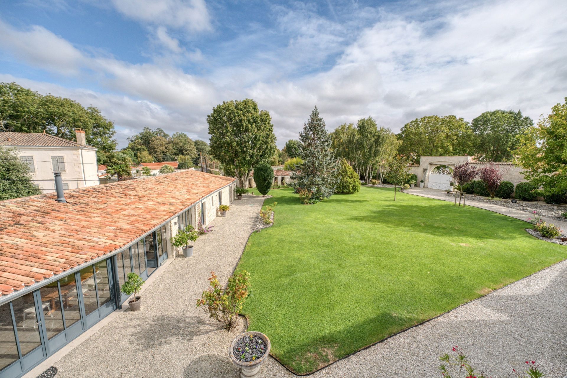 luxury house 7 Rooms for sale on LA ROCHELLE (17000)