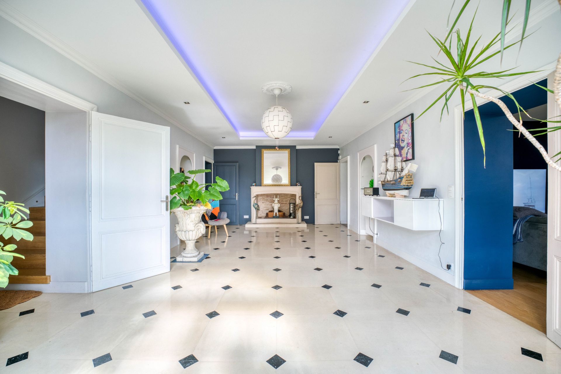 luxury house 7 Rooms for sale on LA ROCHELLE (17000)