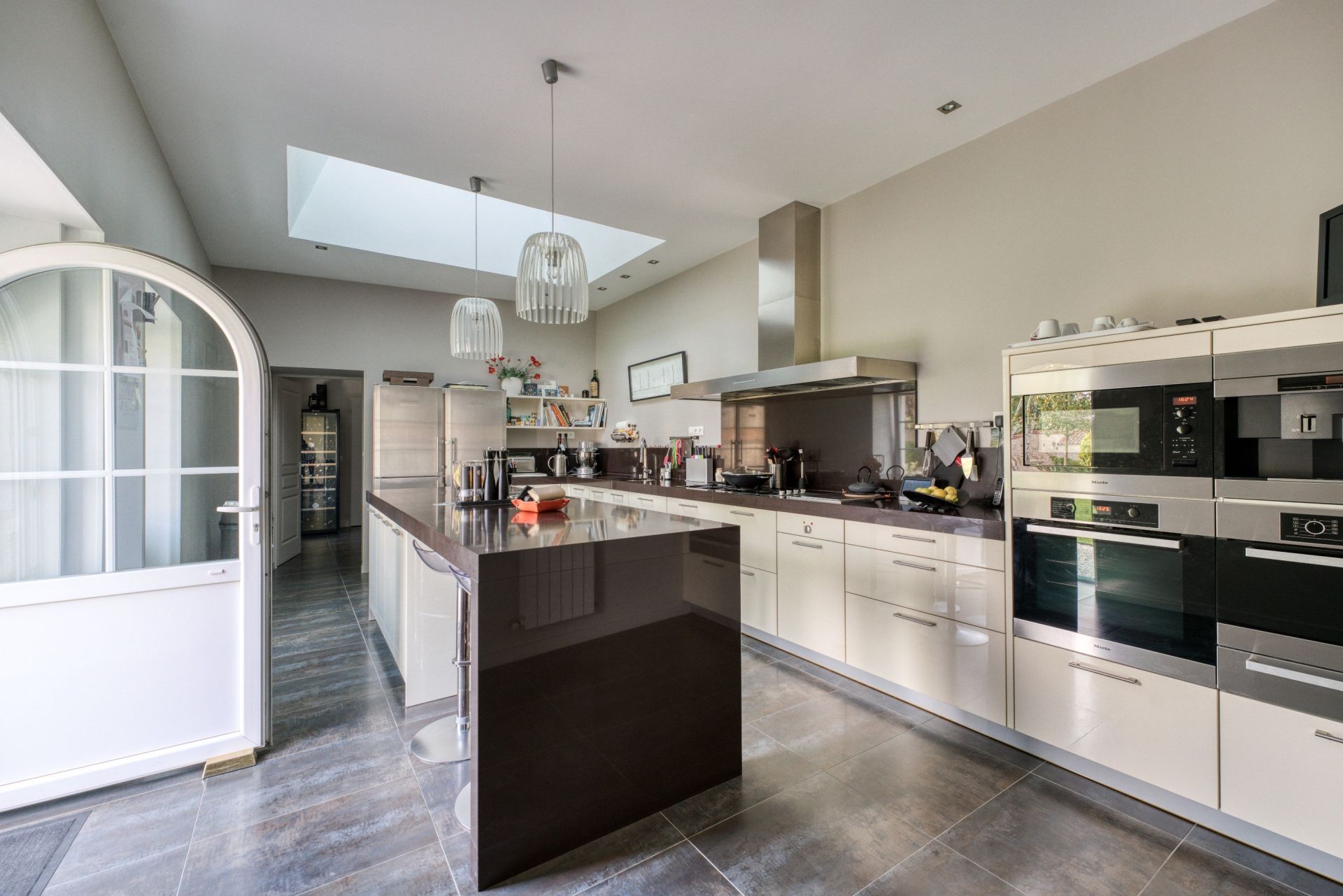 luxury house 7 Rooms for sale on LA ROCHELLE (17000)