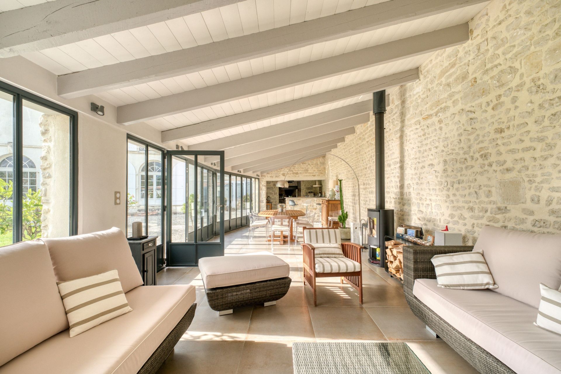 luxury house 7 Rooms for sale on LA ROCHELLE (17000)