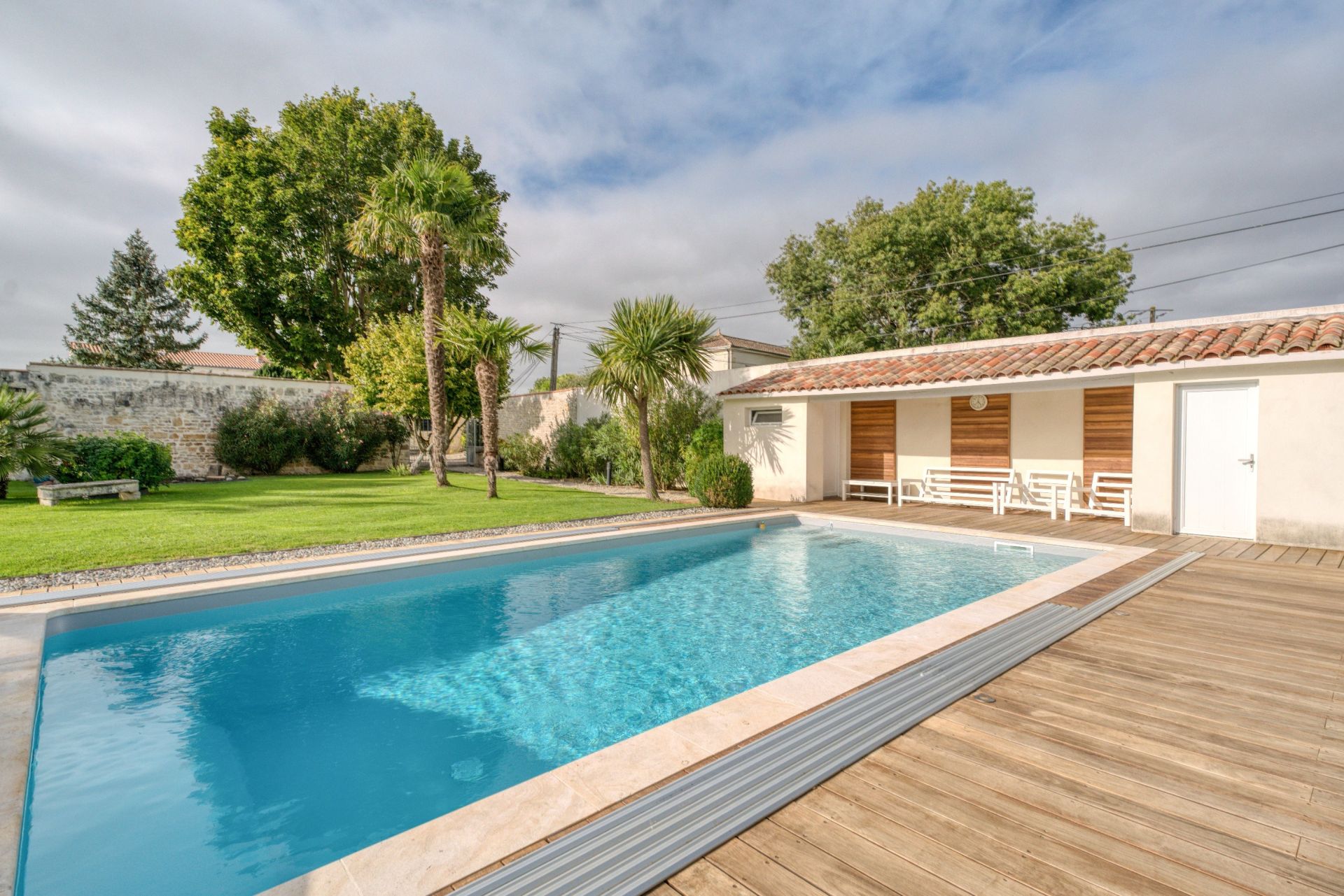 luxury house 7 Rooms for sale on LA ROCHELLE (17000)