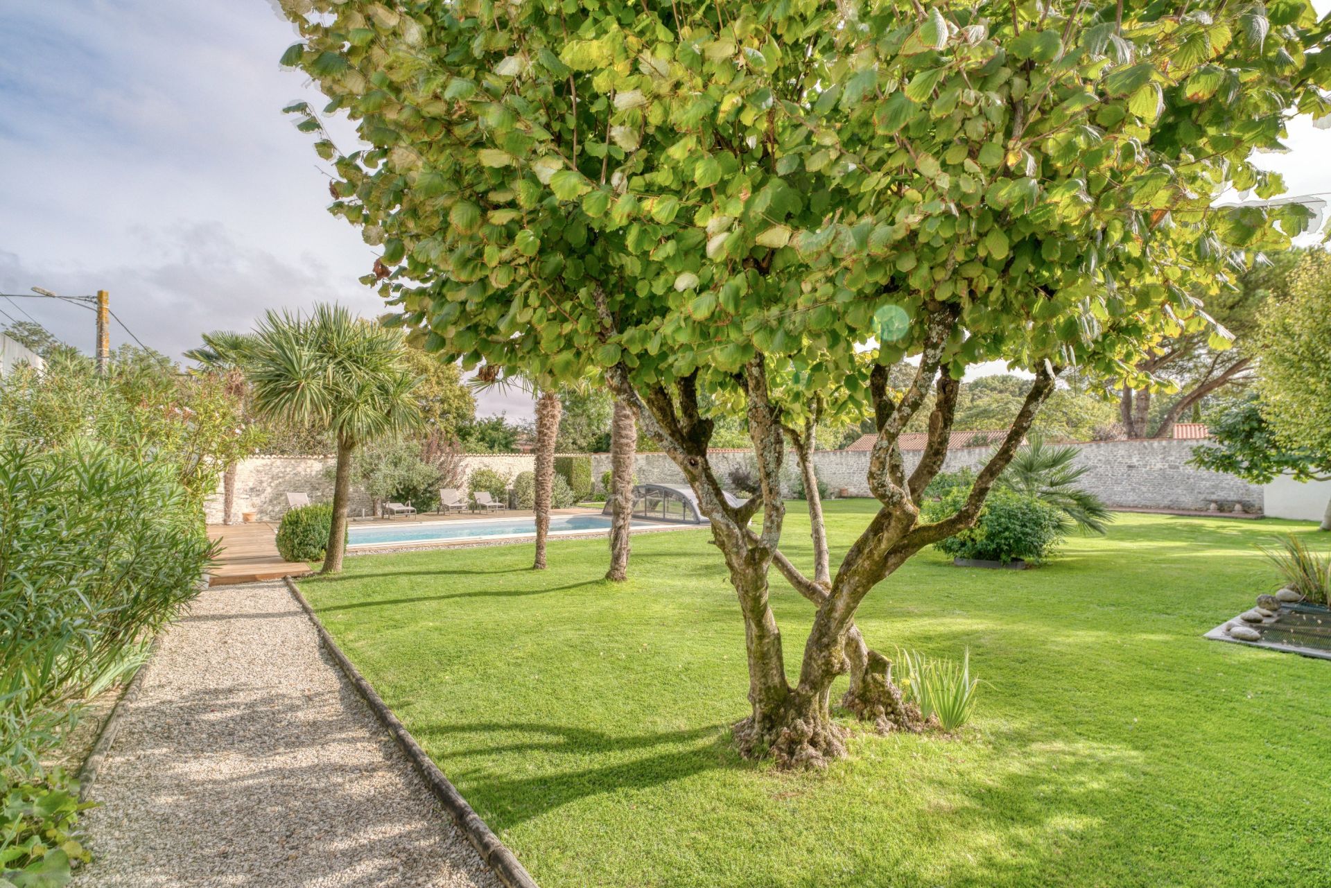 luxury house 7 Rooms for sale on LA ROCHELLE (17000)