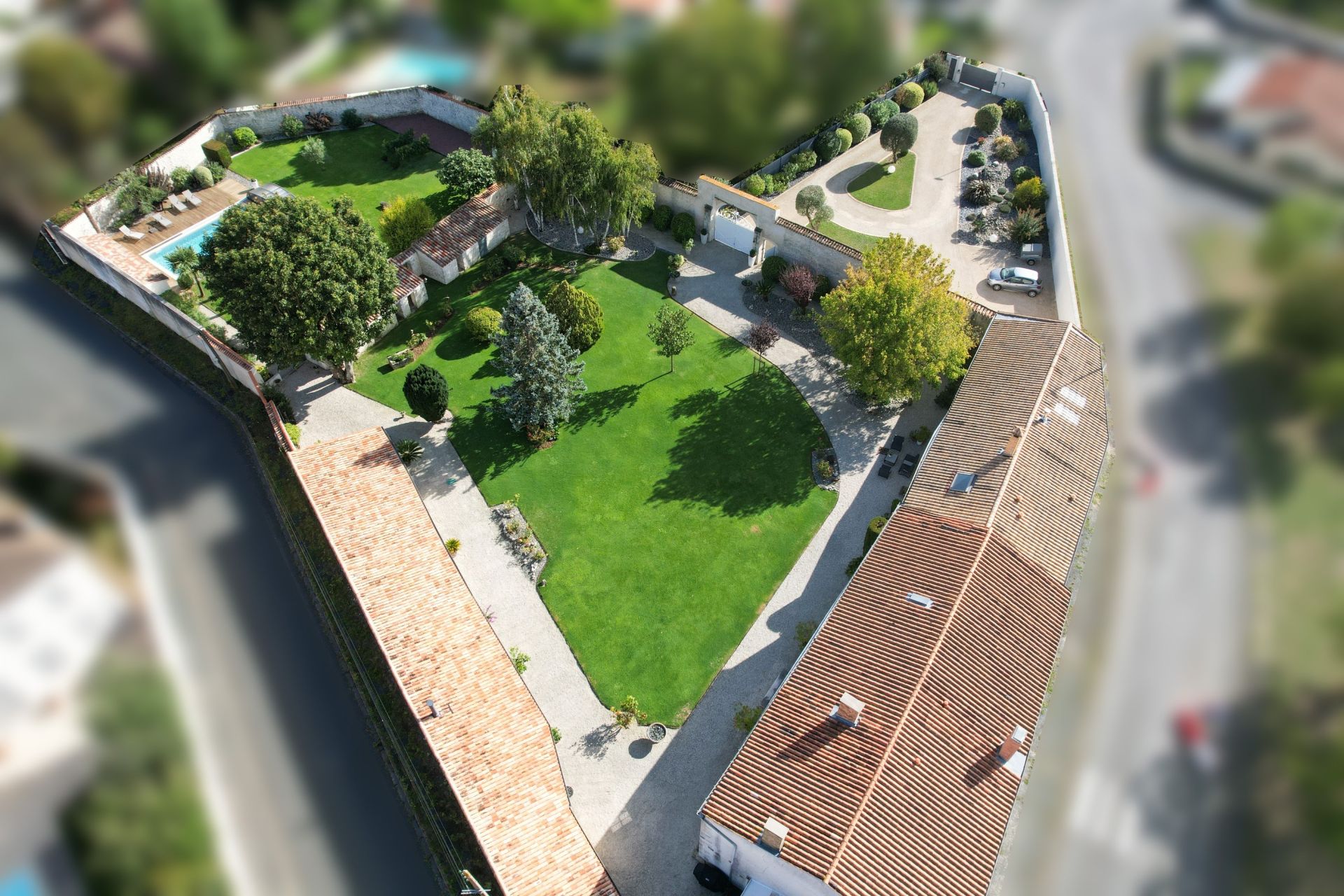 luxury house 7 Rooms for sale on LA ROCHELLE (17000)