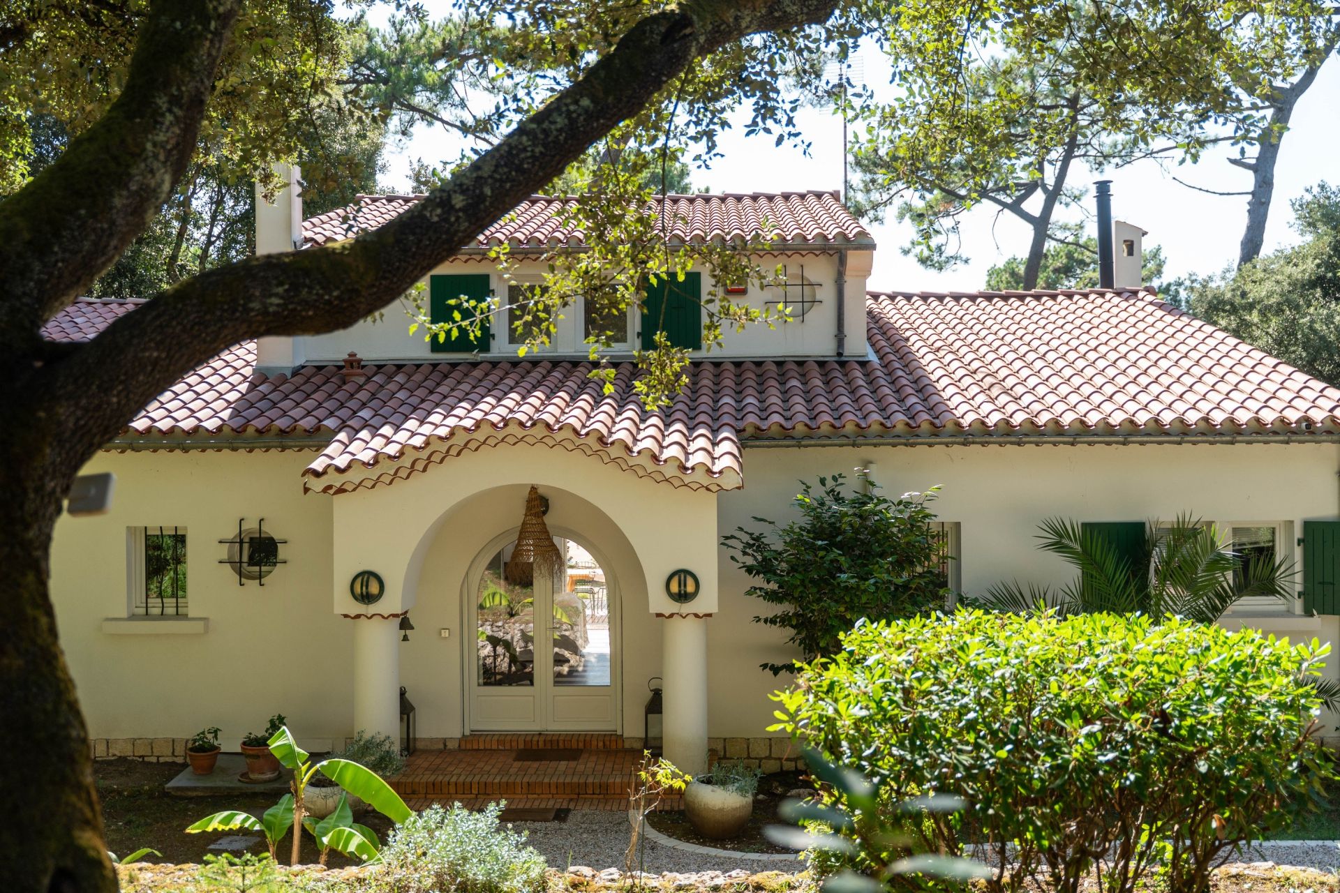 luxury house 8 Rooms for sale on VAUX SUR MER (17640)