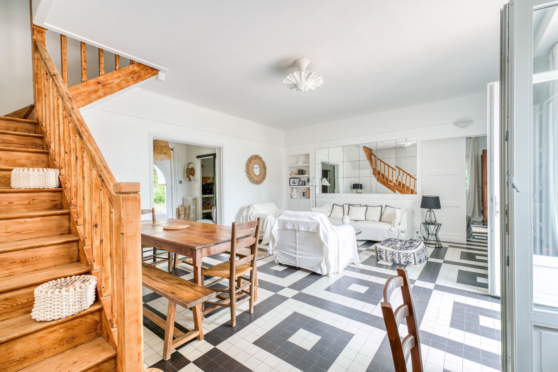 luxury house 8 Rooms for sale on VAUX SUR MER (17640)