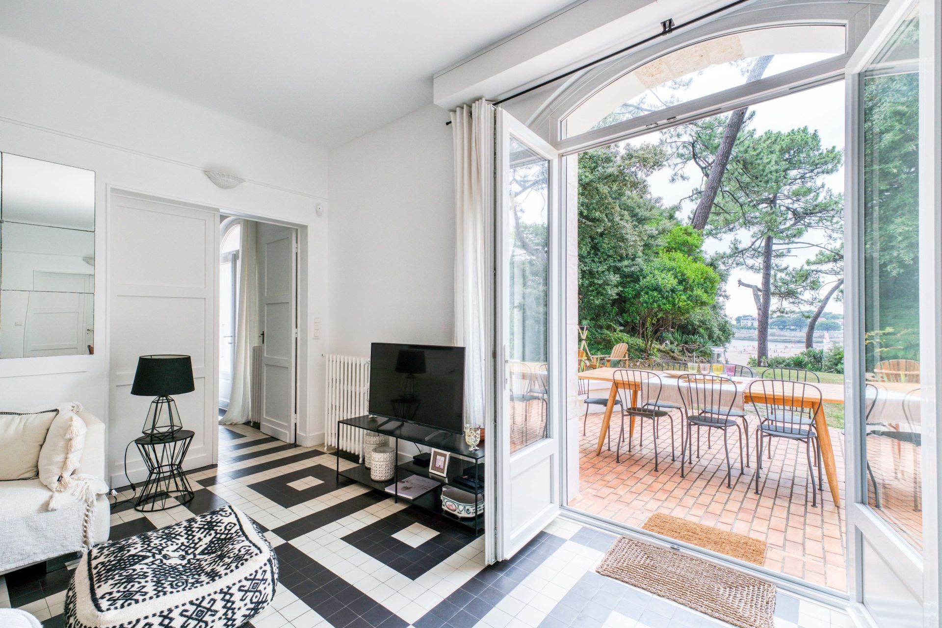 luxury house 8 Rooms for sale on VAUX SUR MER (17640)