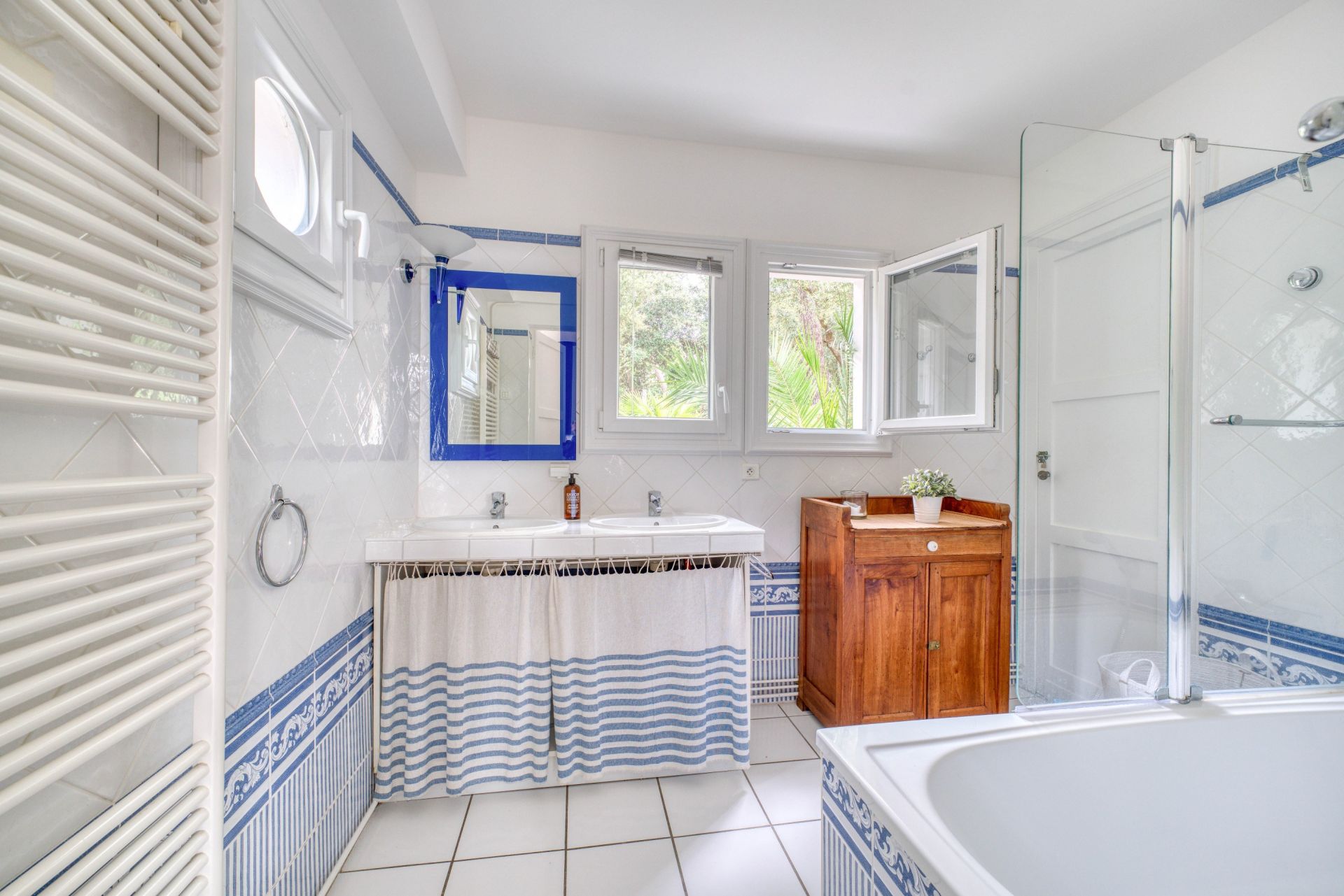 luxury house 8 Rooms for sale on VAUX SUR MER (17640)