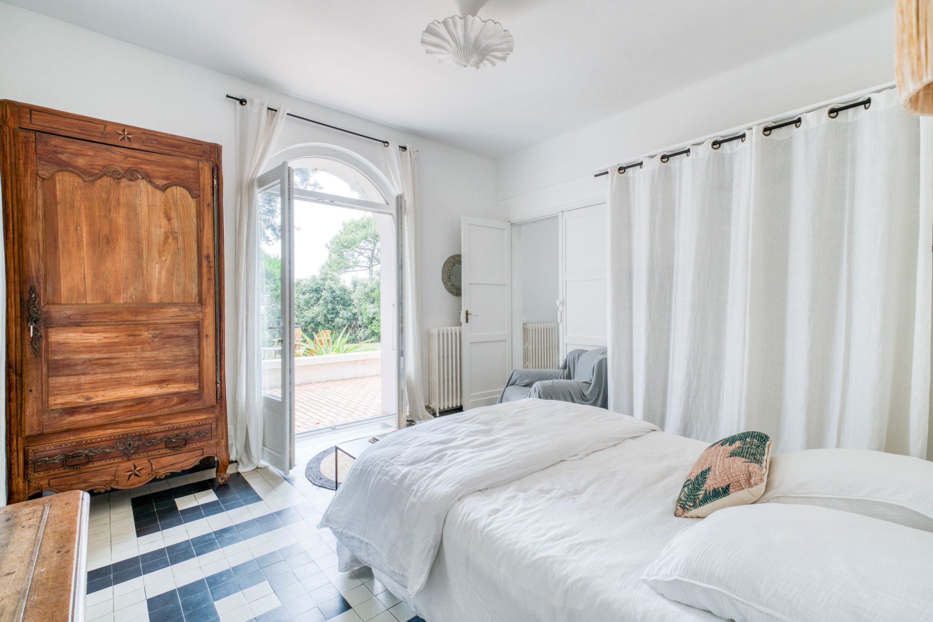 luxury house 8 Rooms for sale on VAUX SUR MER (17640)