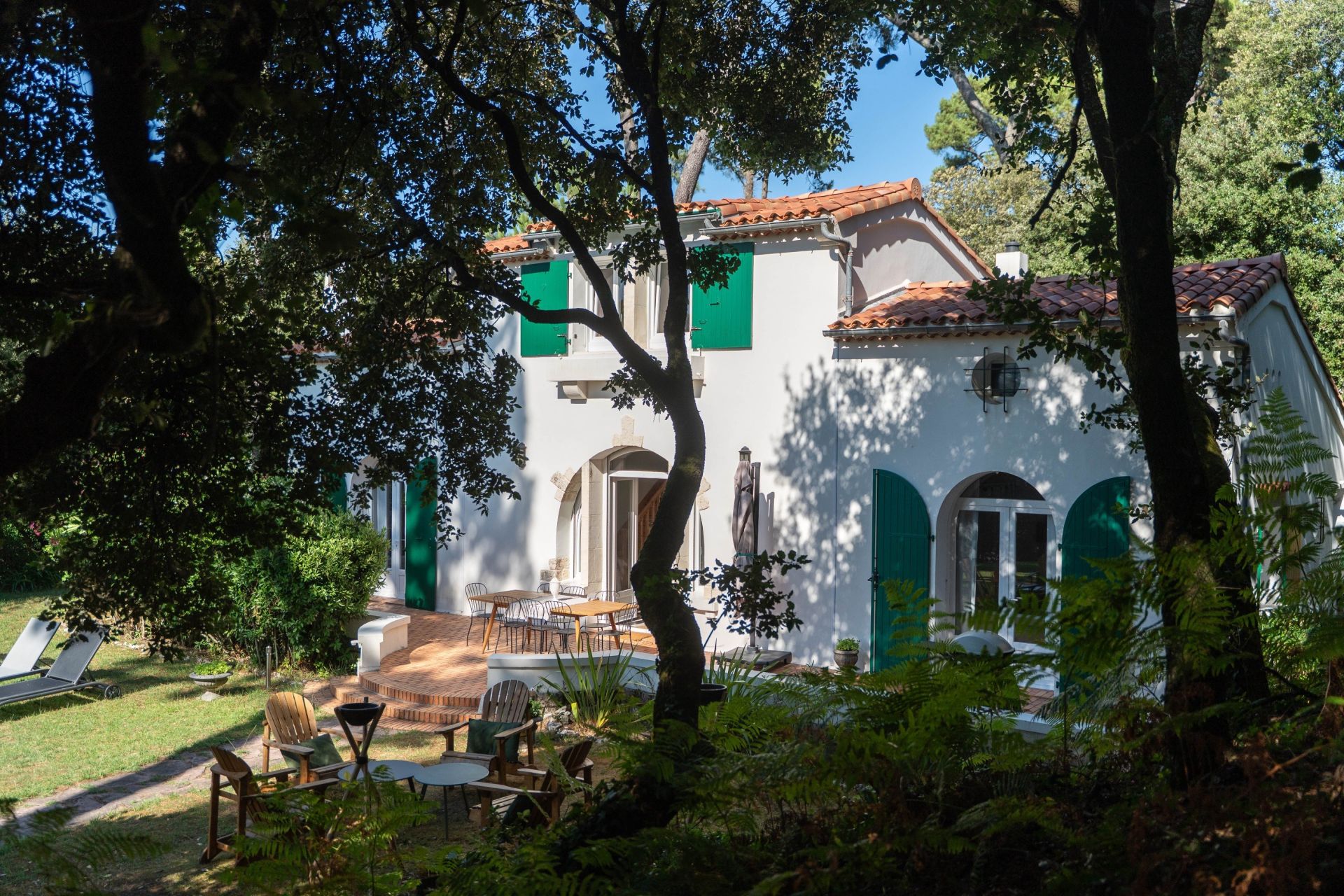 luxury house 8 Rooms for sale on VAUX SUR MER (17640)