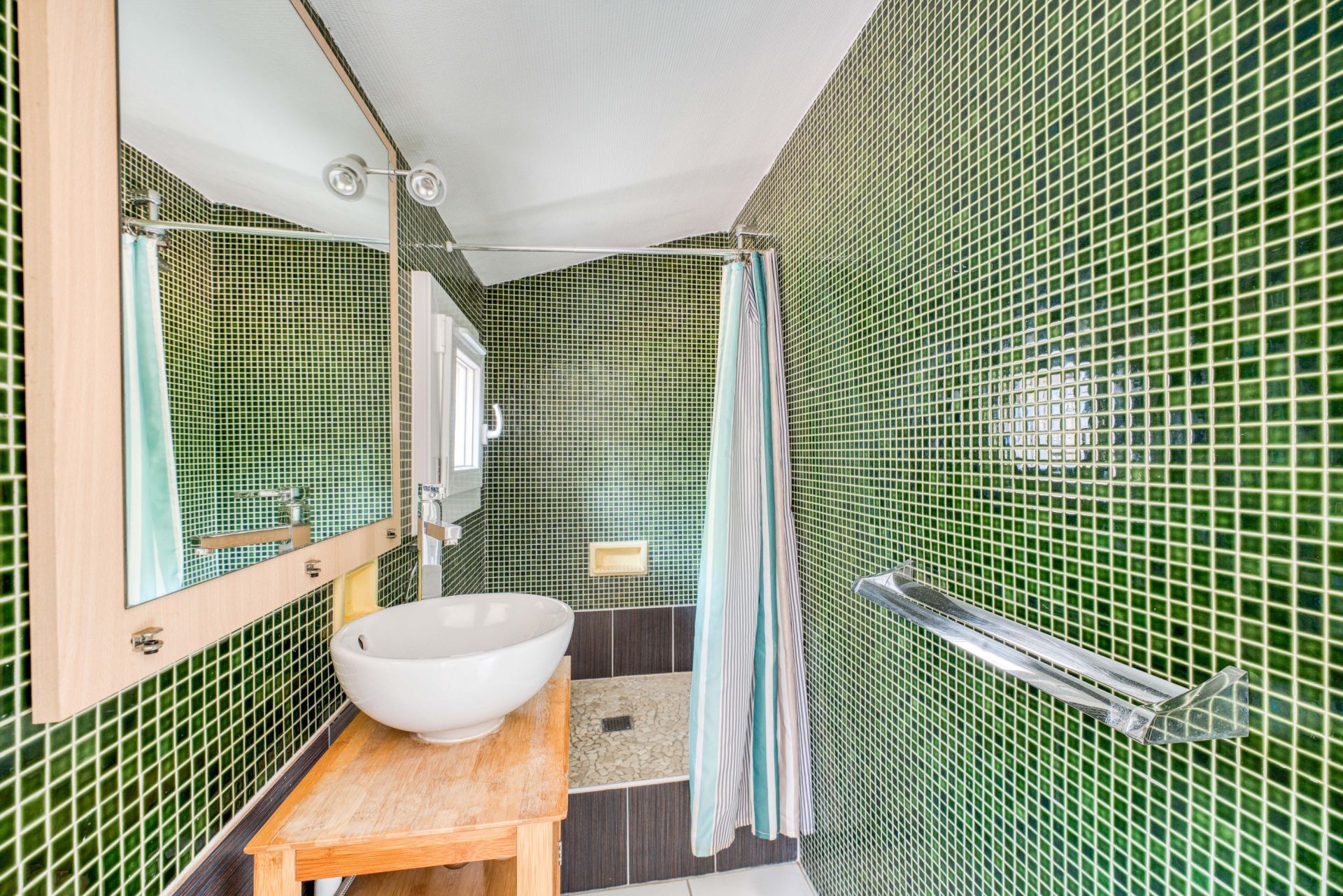 luxury house 8 Rooms for sale on VAUX SUR MER (17640)