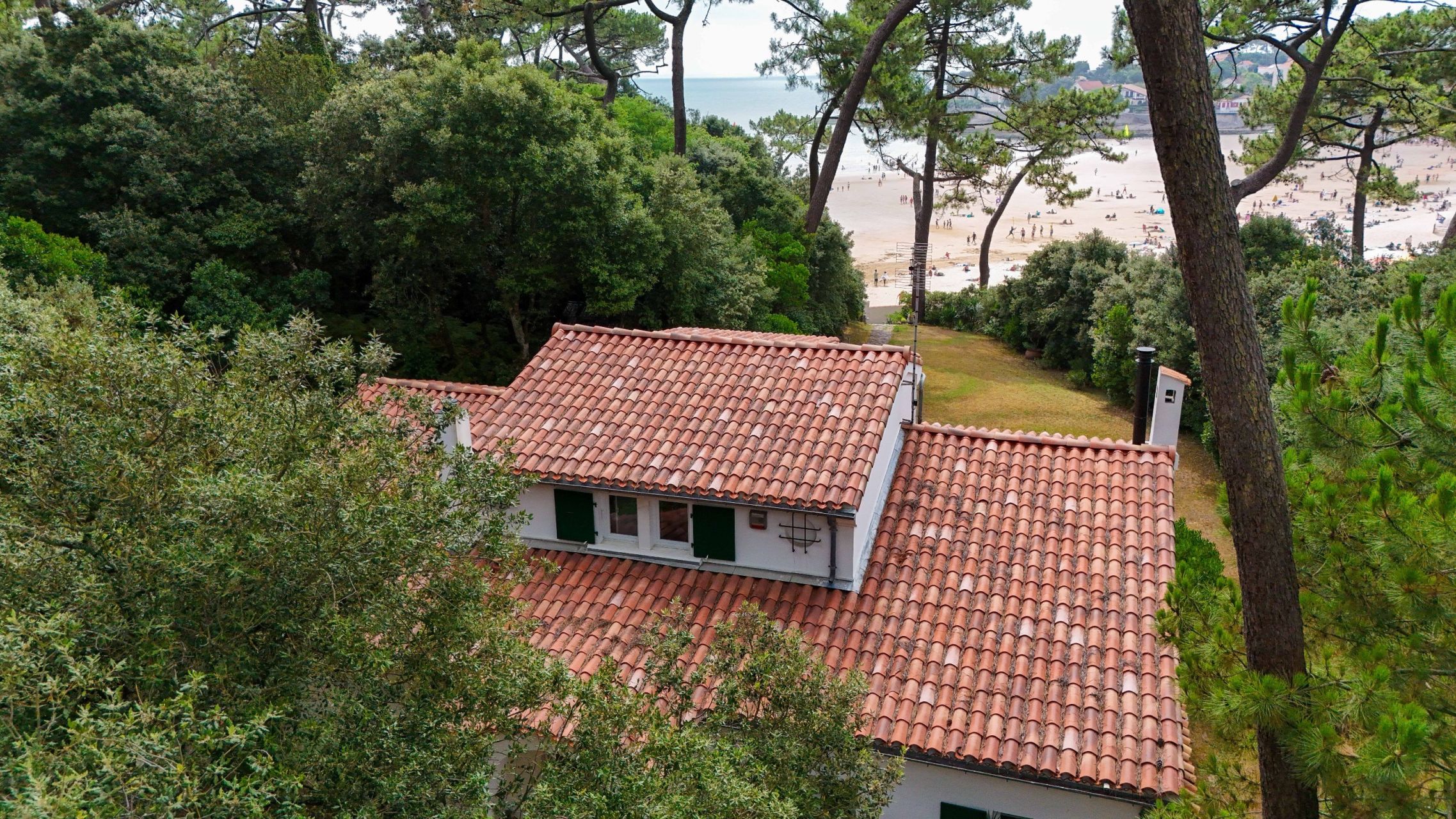 luxury house 8 Rooms for sale on VAUX SUR MER (17640)