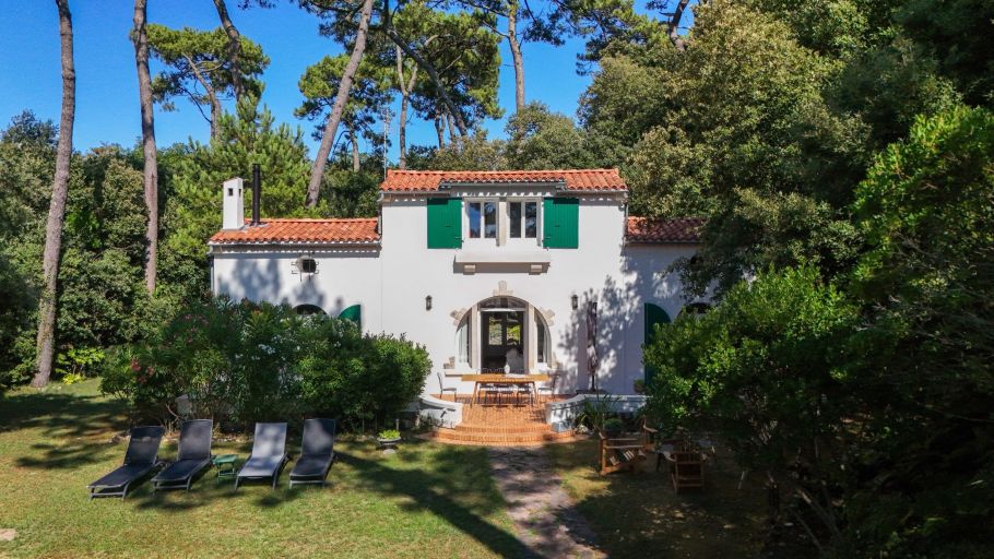 luxury house 8 Rooms for sale on VAUX SUR MER (17640)