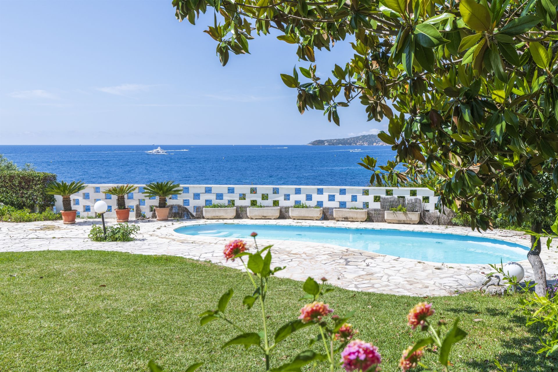 mansion 12 Rooms for sale on CAP D AIL (06320)