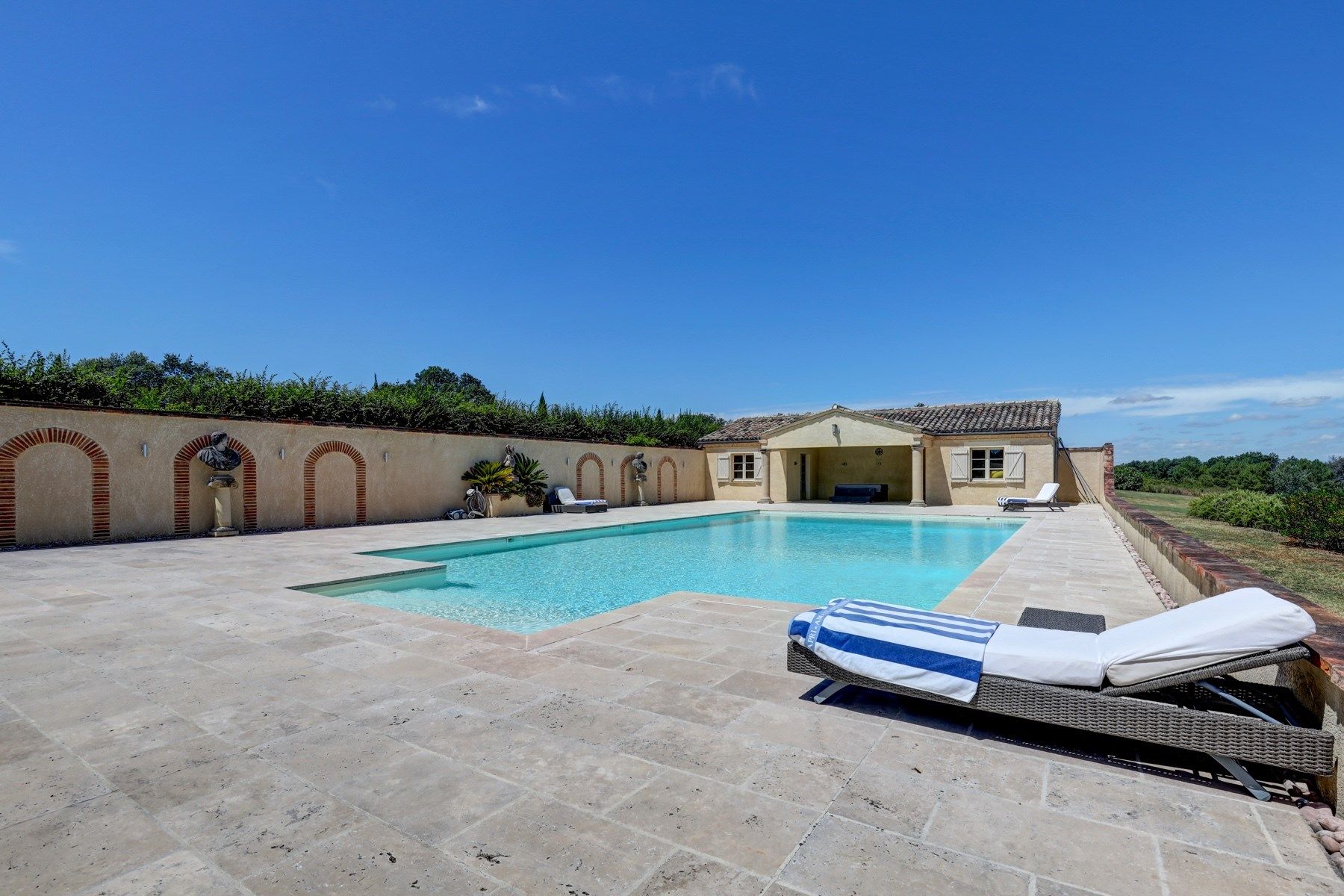 mansion 18 Rooms for sale on TOULOUSE (31000)