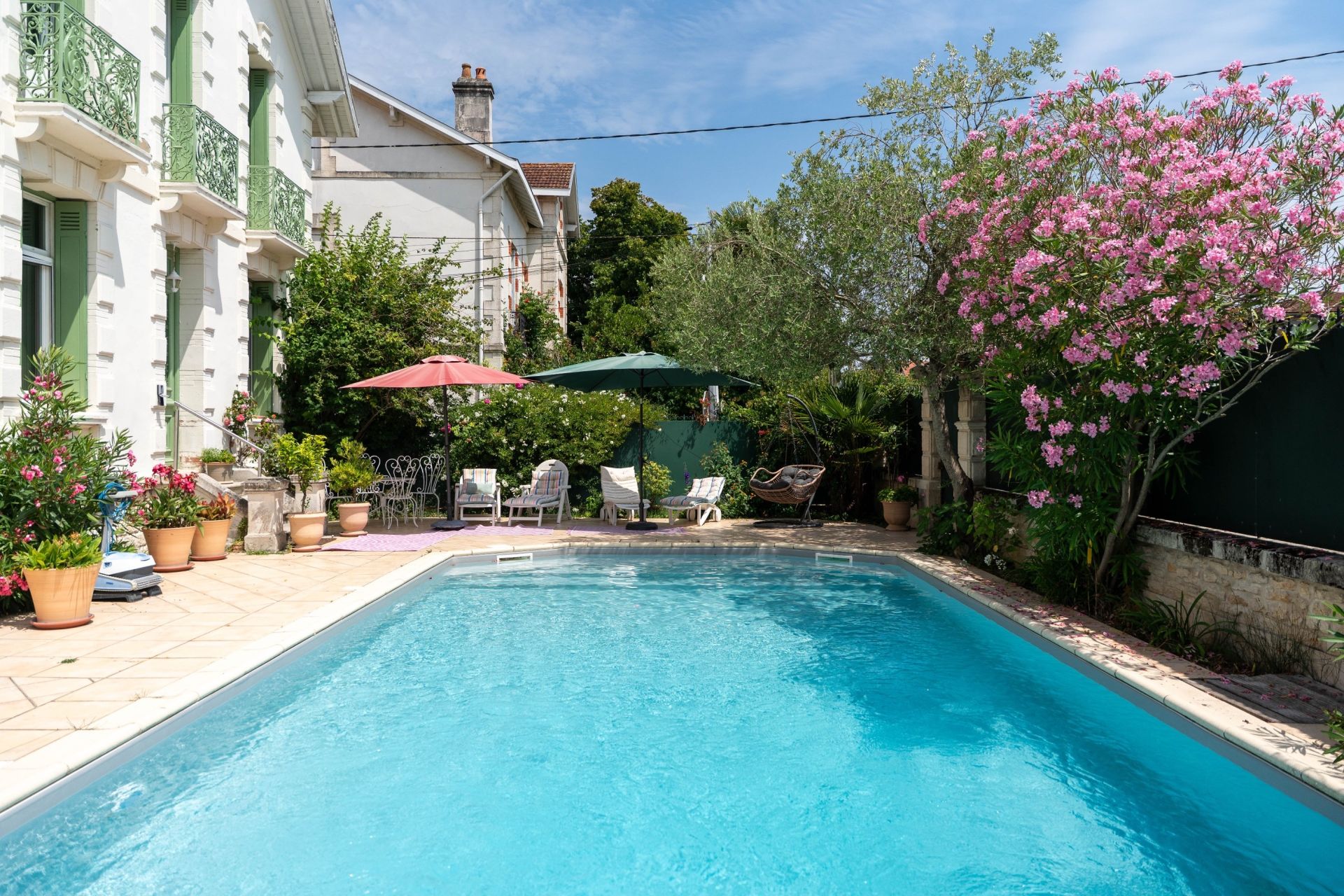 luxury villa 8 Rooms for sale on ROYAN (17200)