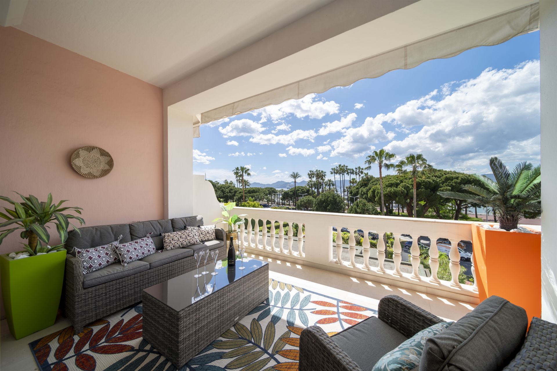 luxury apartment 4 Rooms for sale on CANNES (06400)