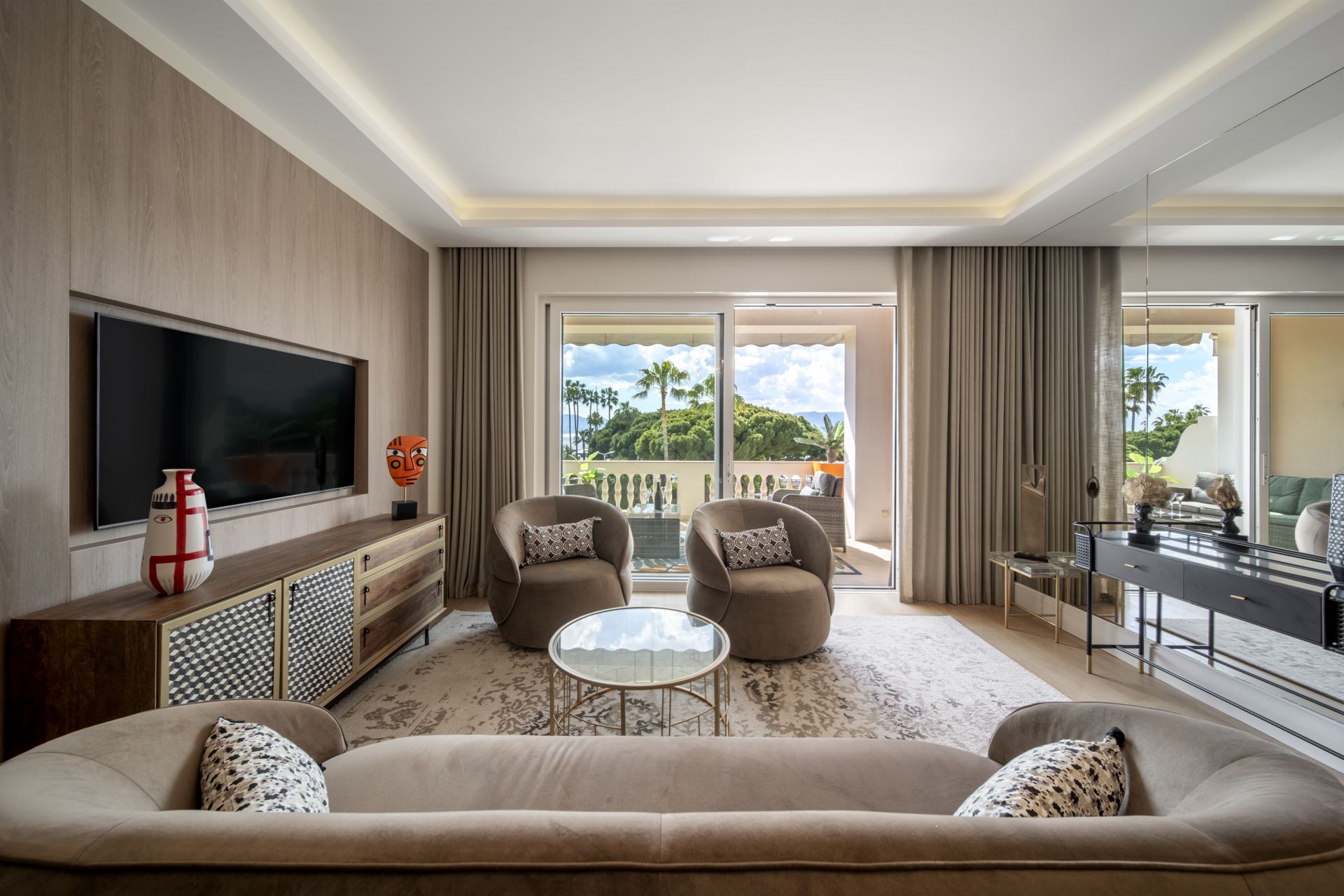 luxury apartment 4 Rooms for sale on CANNES (06400)