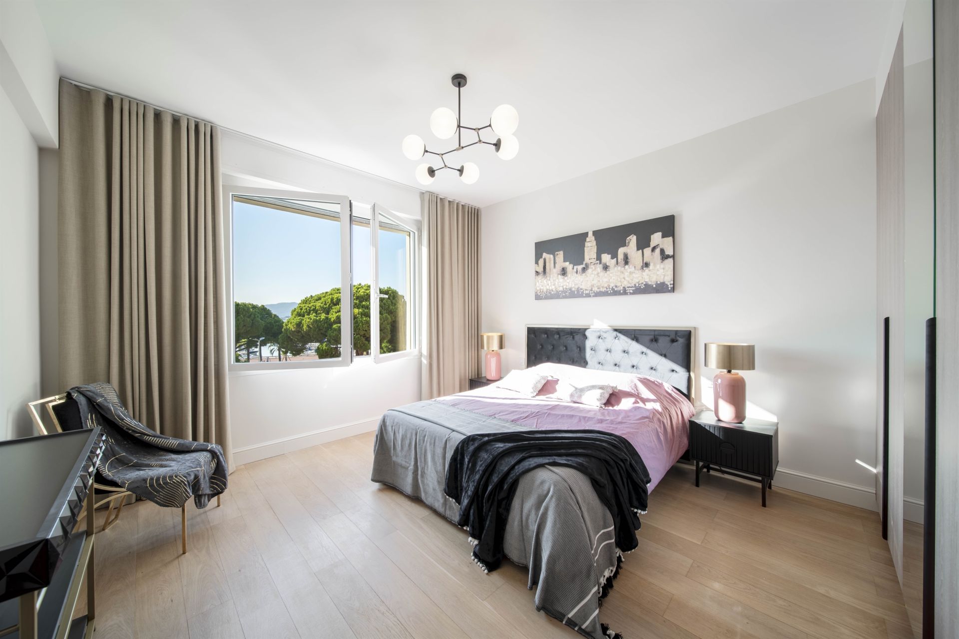 luxury apartment 4 Rooms for sale on CANNES (06400)