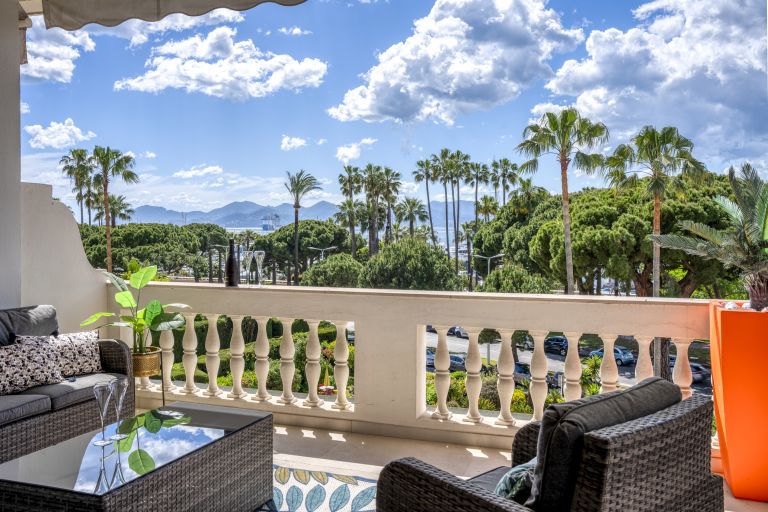 luxury apartment 4 Rooms for sale on CANNES (06400)