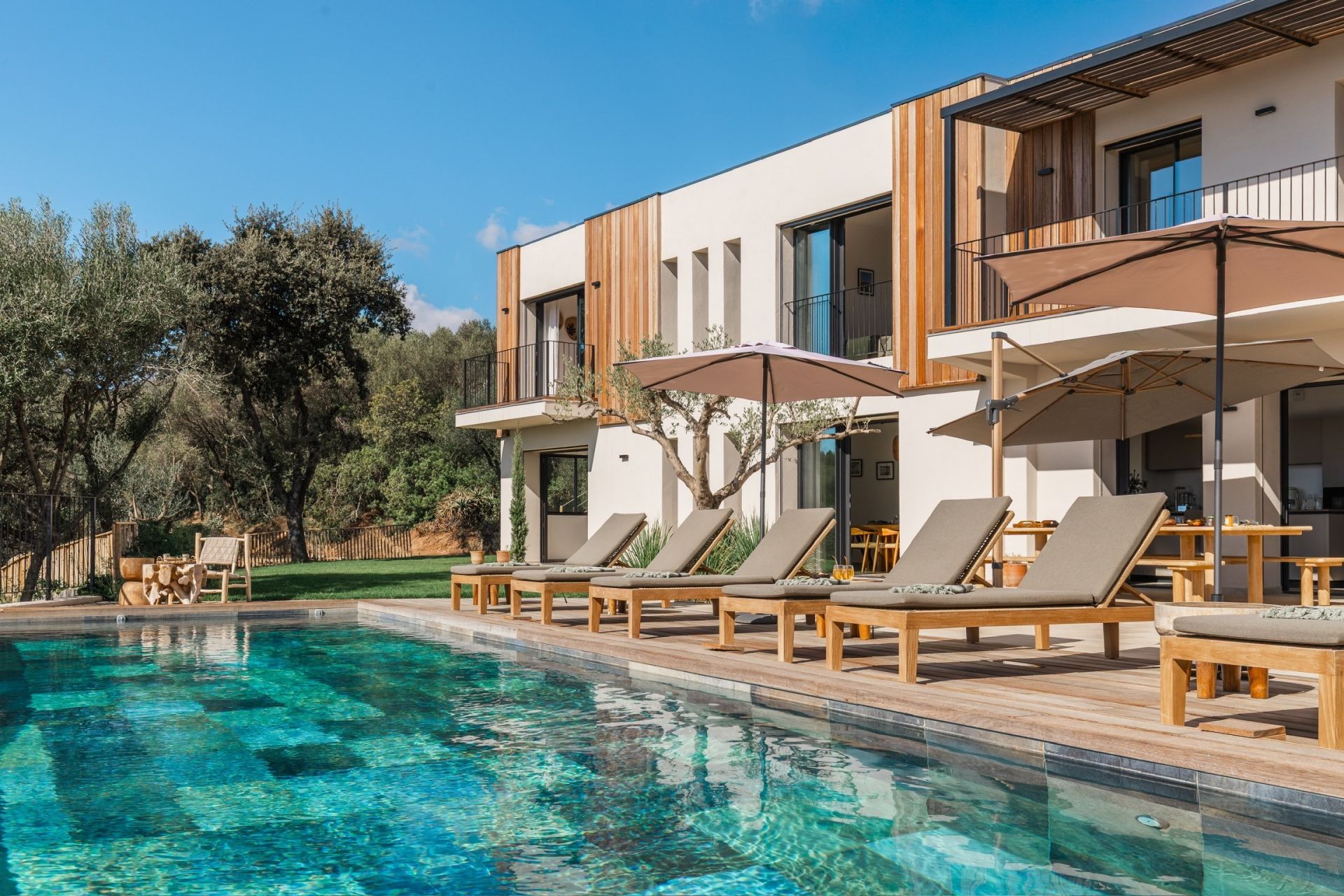 luxury villa 8 Rooms for seasonal rent on OLMETO (20113)