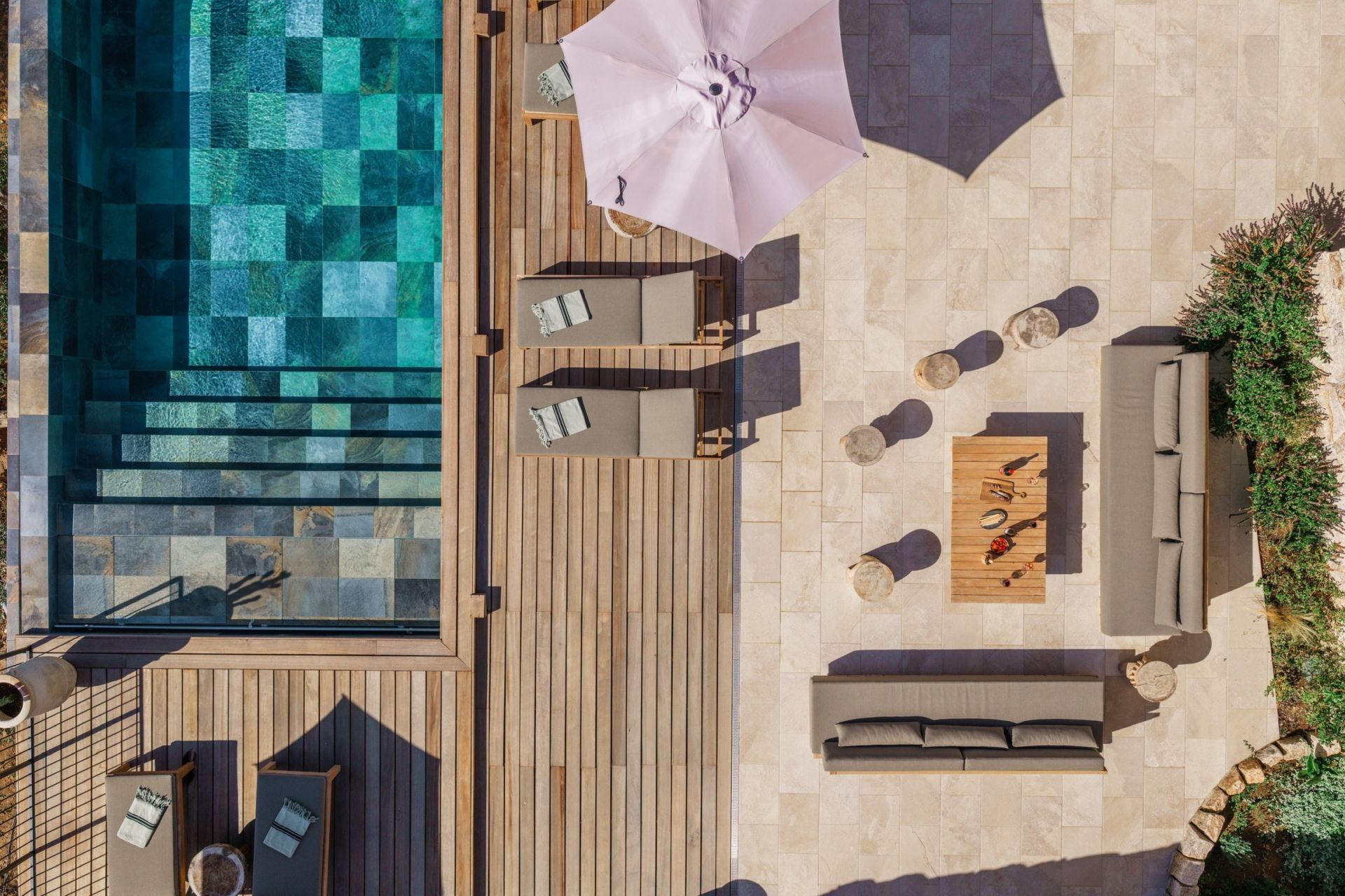 luxury villa 8 Rooms for seasonal rent on OLMETO (20113)