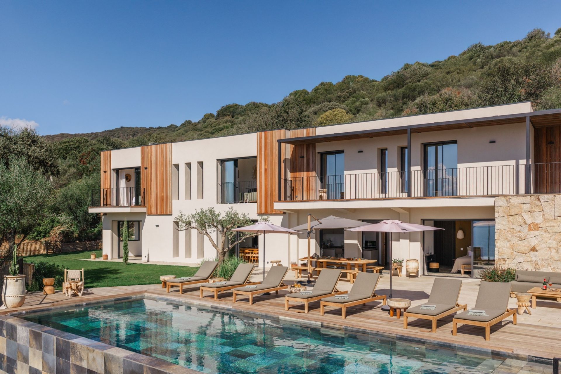 luxury villa 8 Rooms for seasonal rent on OLMETO (20113)