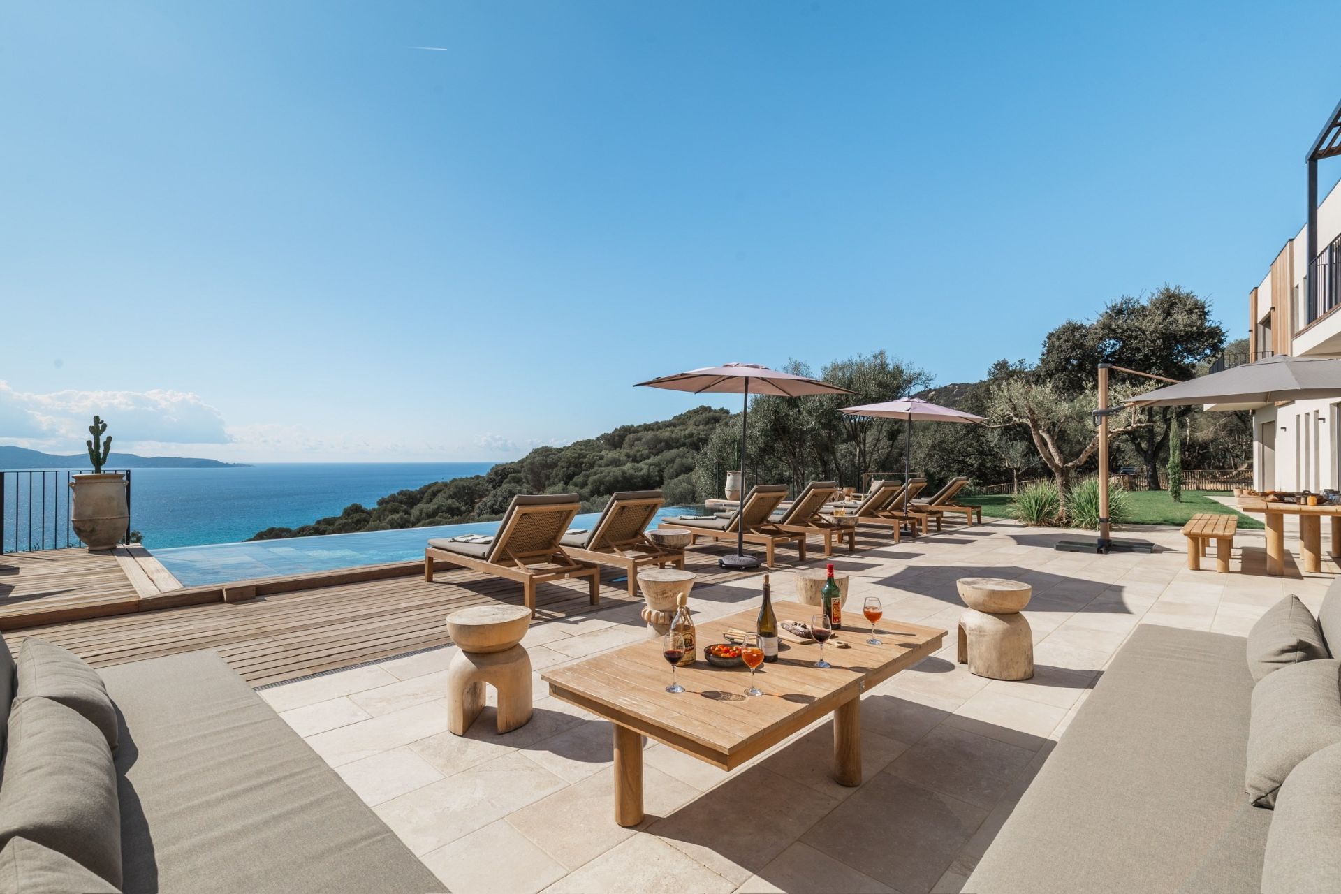 luxury villa 8 Rooms for seasonal rent on OLMETO (20113)