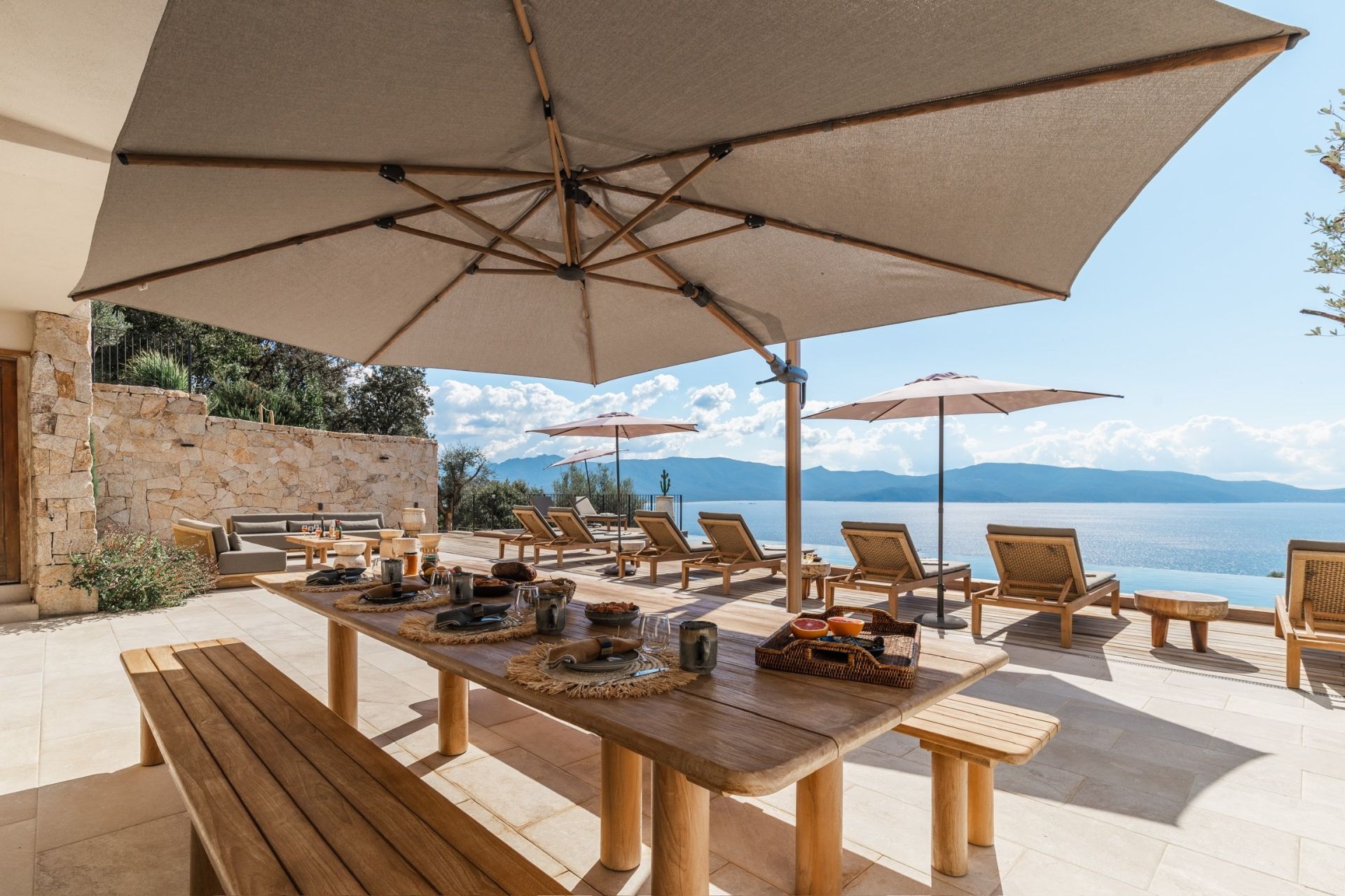 luxury villa 8 Rooms for seasonal rent on OLMETO (20113)