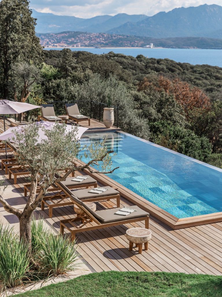 luxury villa 8 Rooms for seasonal rent on OLMETO (20113)