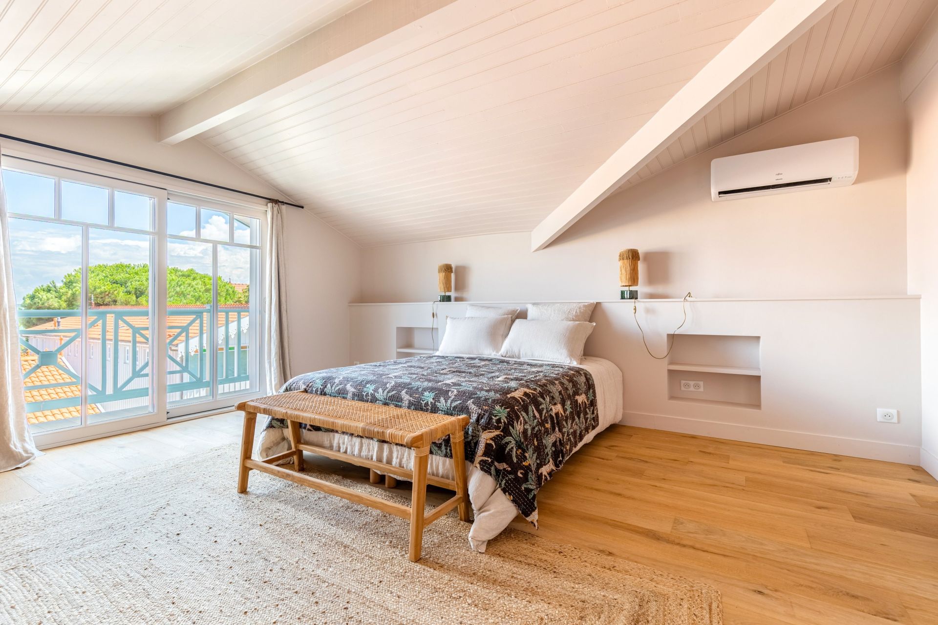 luxury apartment 5 Rooms for sale on CAP FERRET (33970)