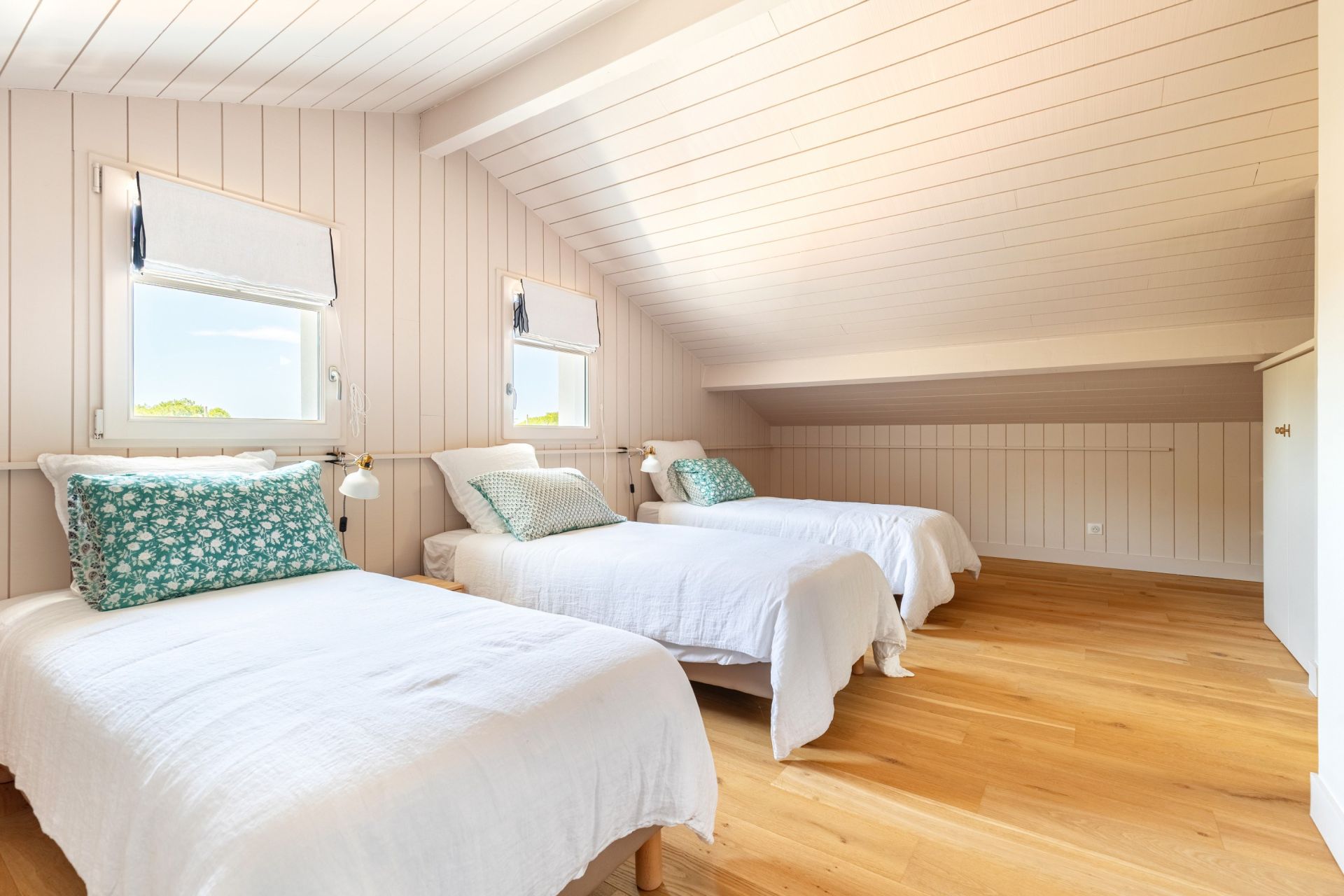 luxury apartment 5 Rooms for sale on CAP FERRET (33970)