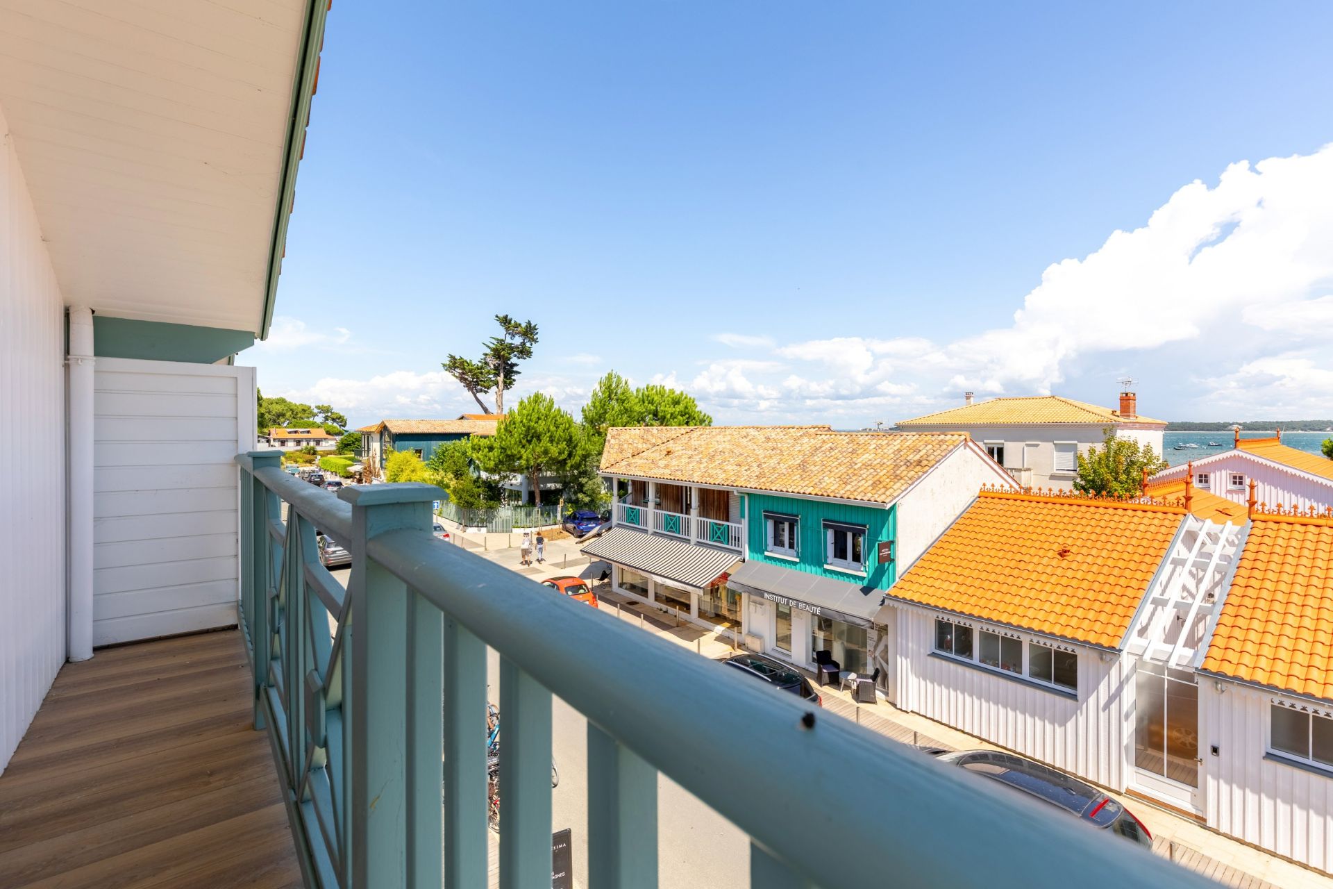 luxury apartment 5 Rooms for sale on CAP FERRET (33970)