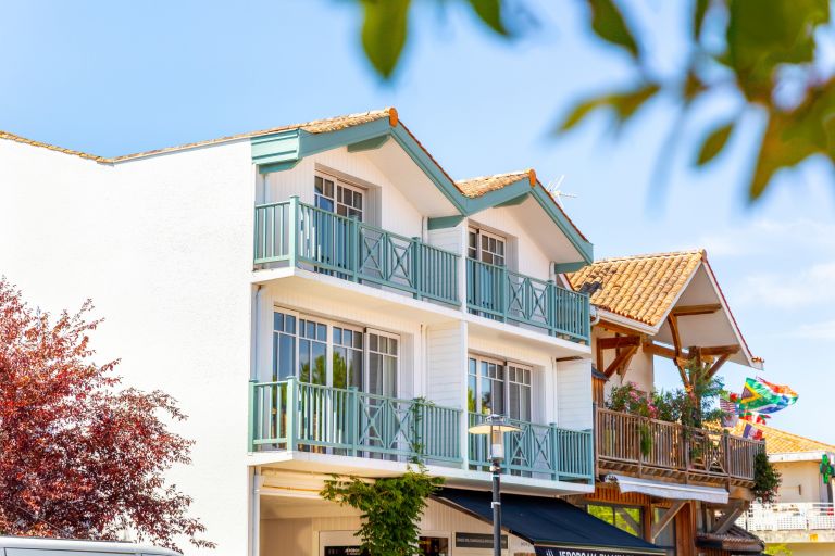 luxury apartment 5 Rooms for sale on CAP FERRET (33970)