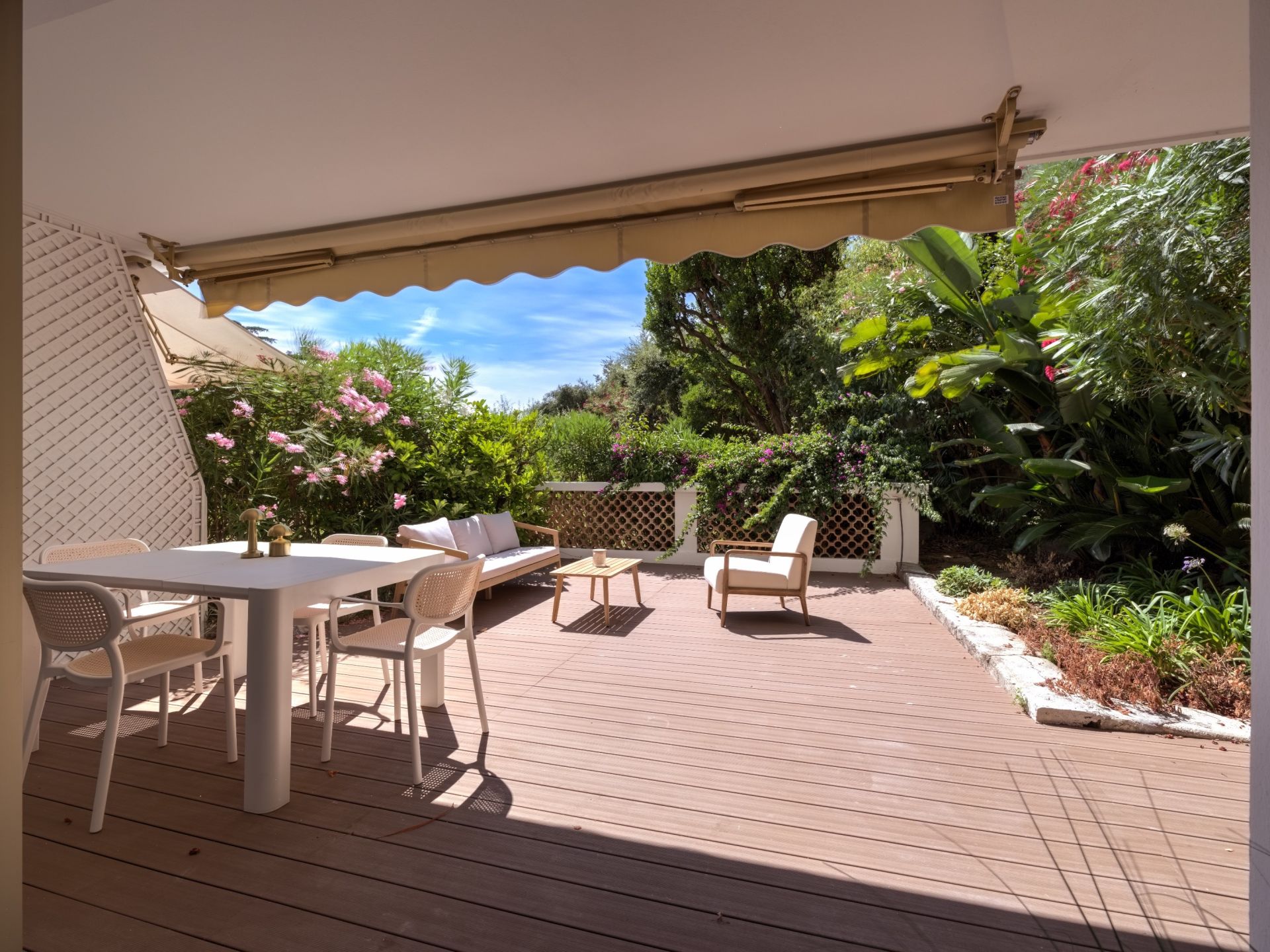 luxury apartment 4 Rooms for sale on CANNES (06400)